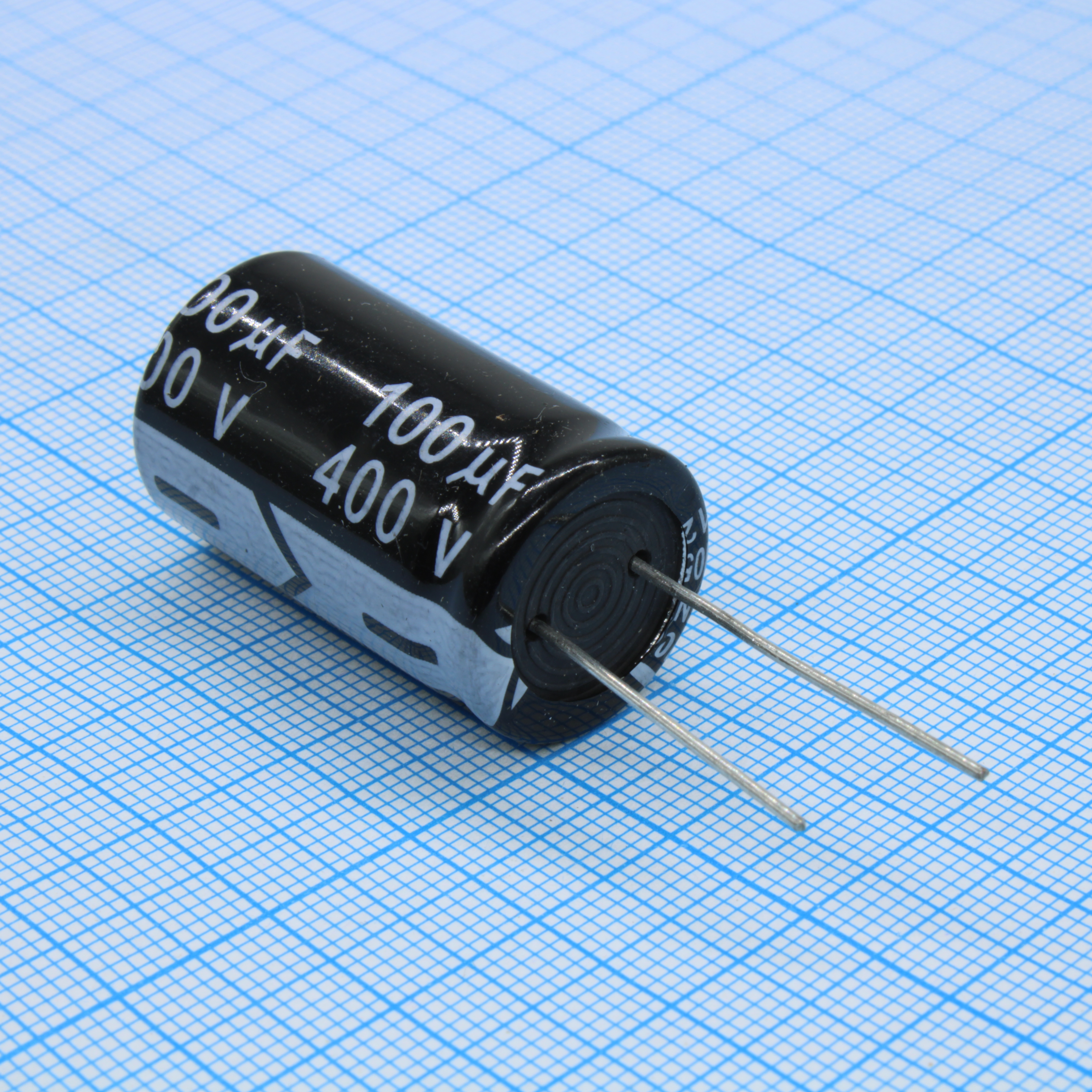 KM101M2GBKJ1832EBK - Конденсатор алюминиевый электролитический 100мкФ 400В ±20% (18х32мм) радиальный, шаг 7.5мм 455мА 2000час 105°C россыпь