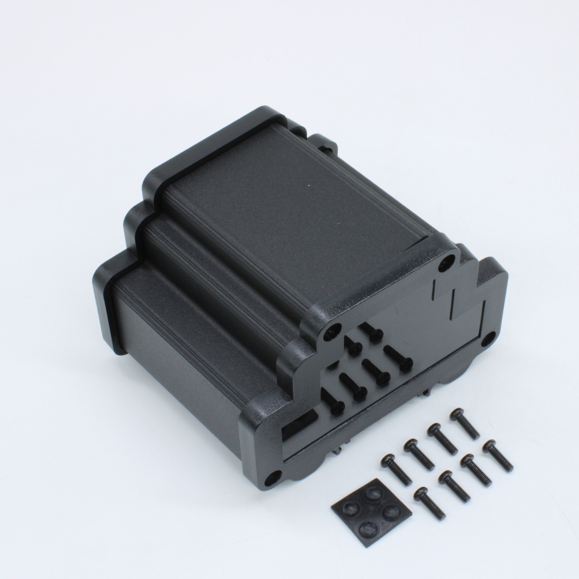 ALUD4MG-PBK-V0 - "Прочный корпус на DIN-рейку. В комплектацию входит алюминиевая база, торцевые панели из поликарбоната, винты и ножки.