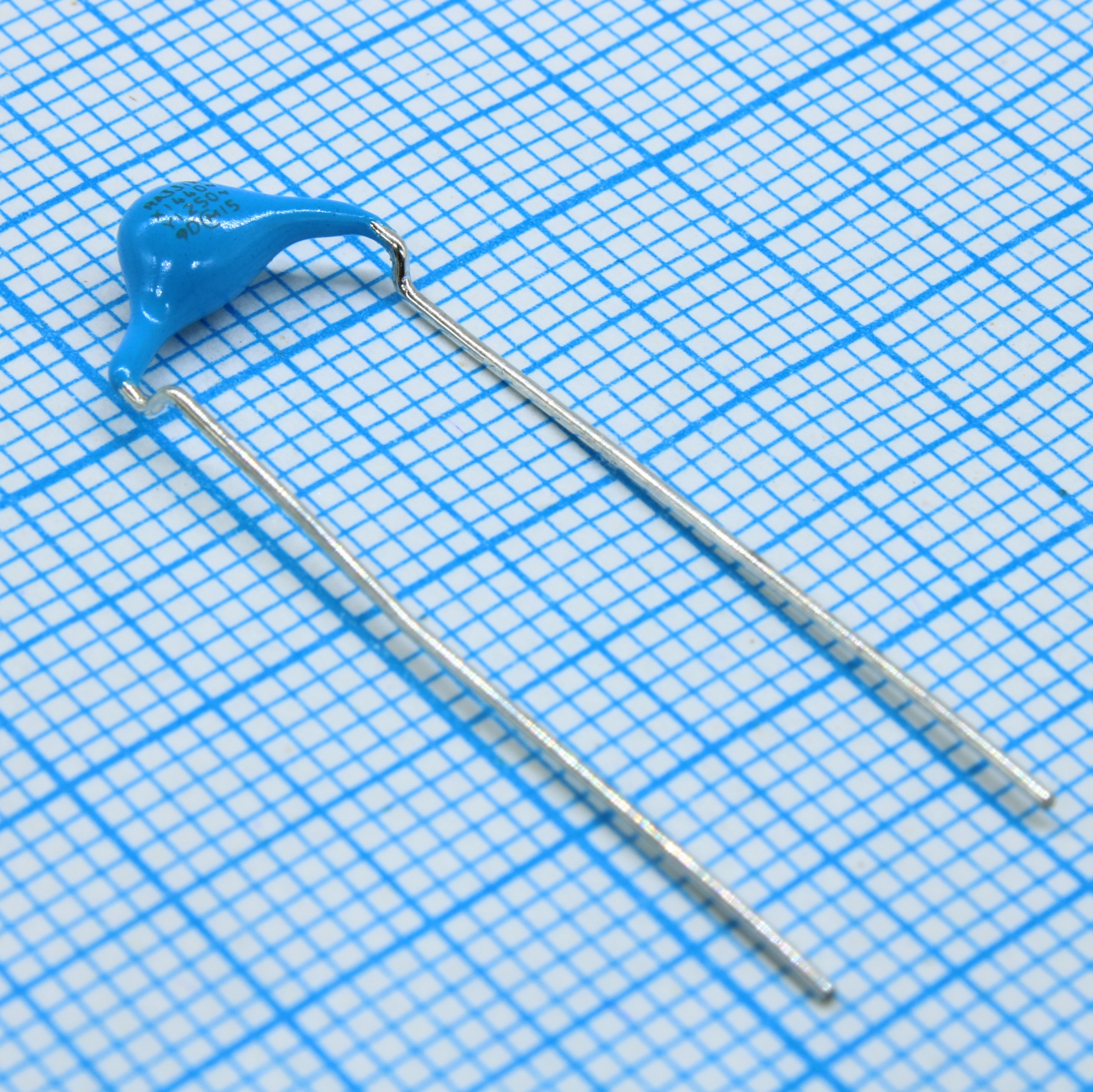 DE1B3RA331KA4BN01F - Конденсатор помехоподавляющий X1/Y1 330пФ 250В переменного тока ±10% (6х5мм) радиальный 10мм 125°C россыпь