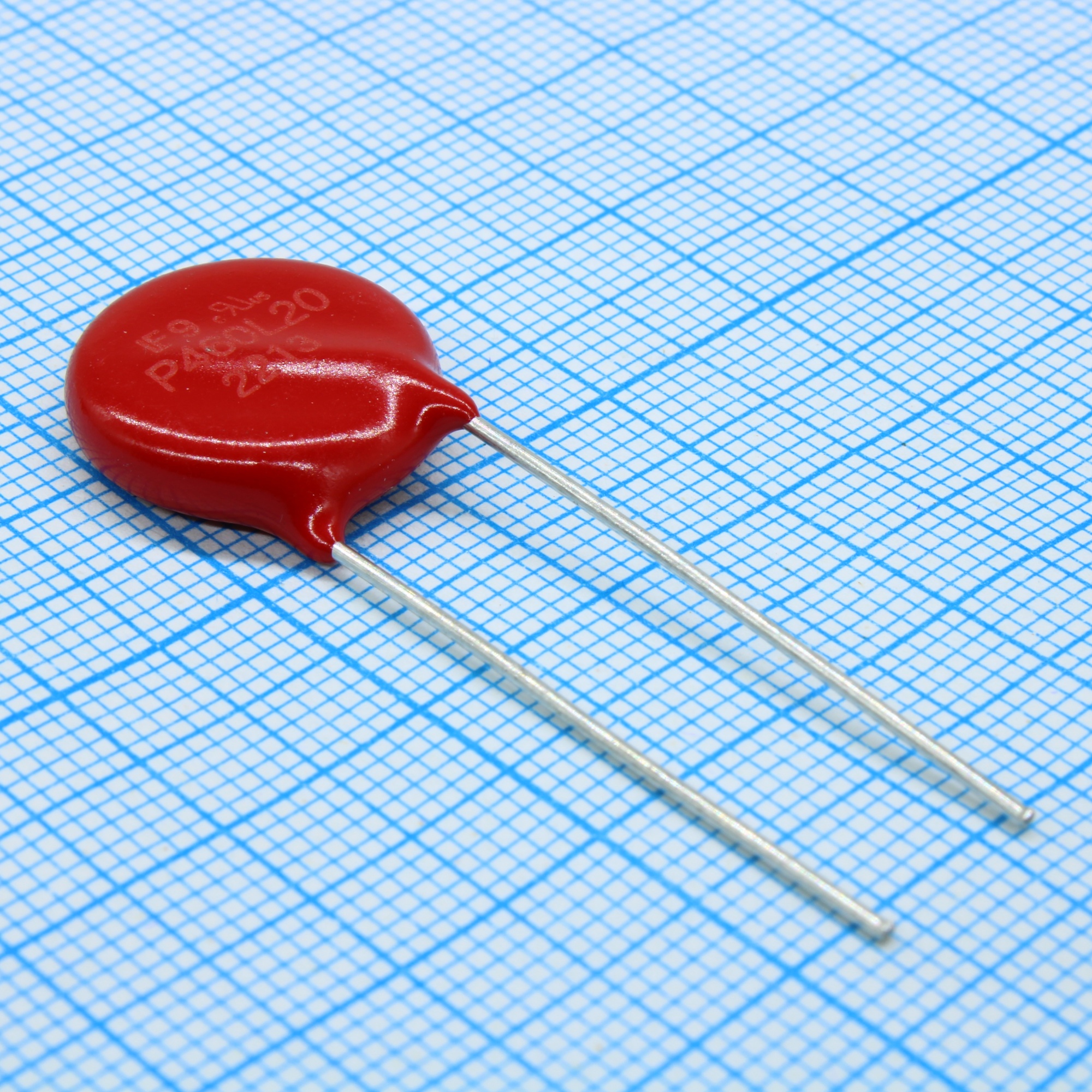 V460LA20AP - Варистор из оксида металла 460В переменного тока/615В постоянного тока 4500A 786.5В предел монтаж в отверстие радиальный россыпь