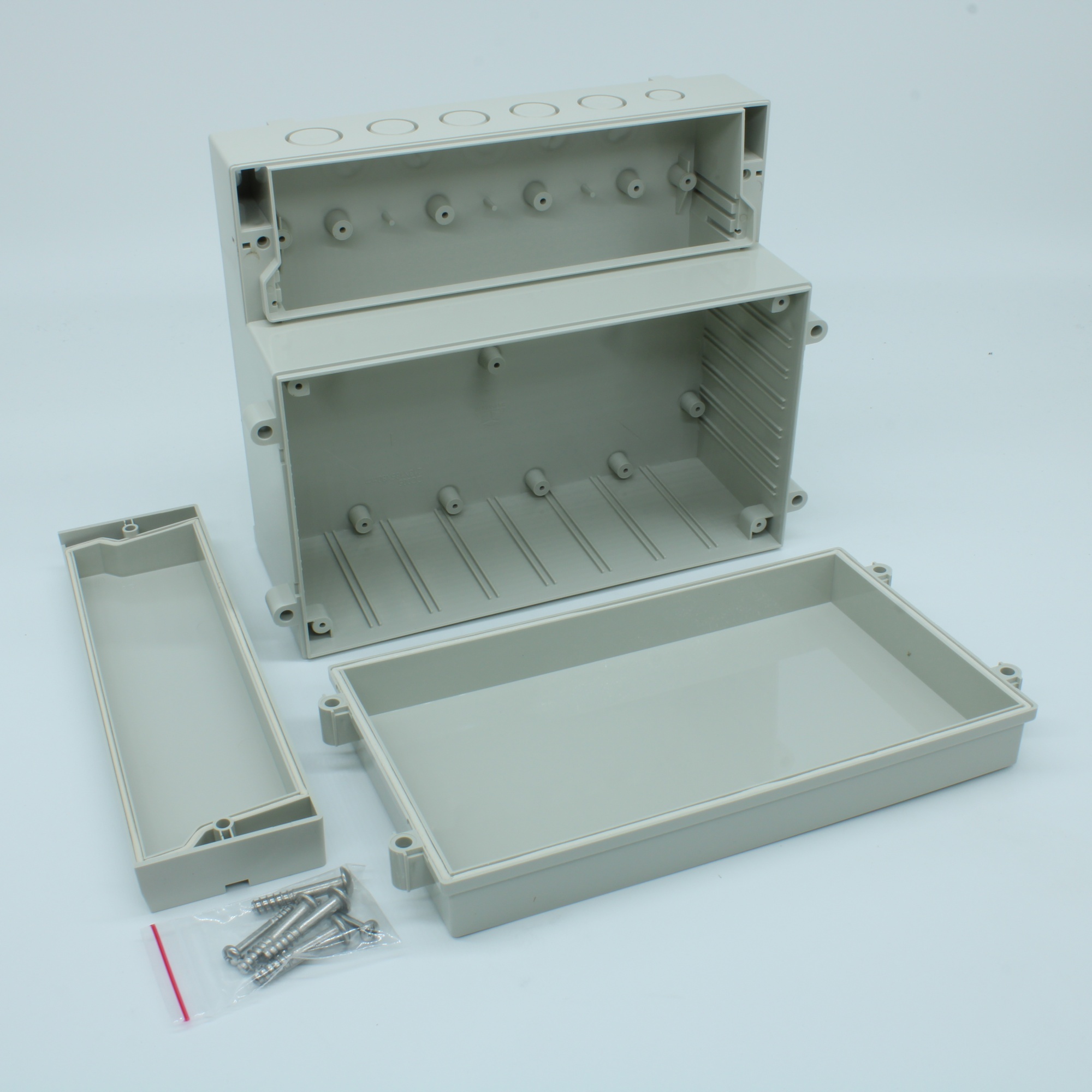 DC005LGNO - Двухсекционный корпус IP65 с крышкой на винтах, ABS пластик светло-серый