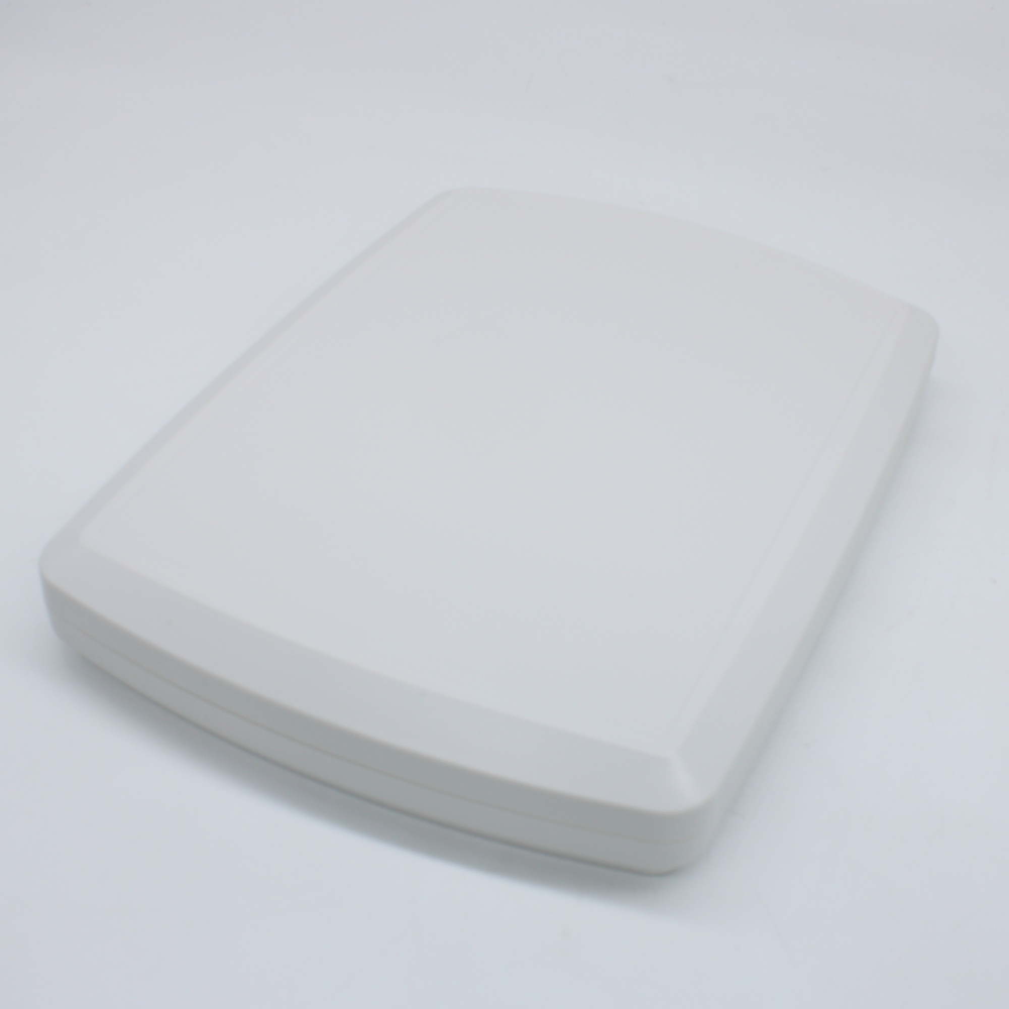 PL2970WH - Тонкий приборный корпус белого цвета из ударопрочного жаростойкого  пластика