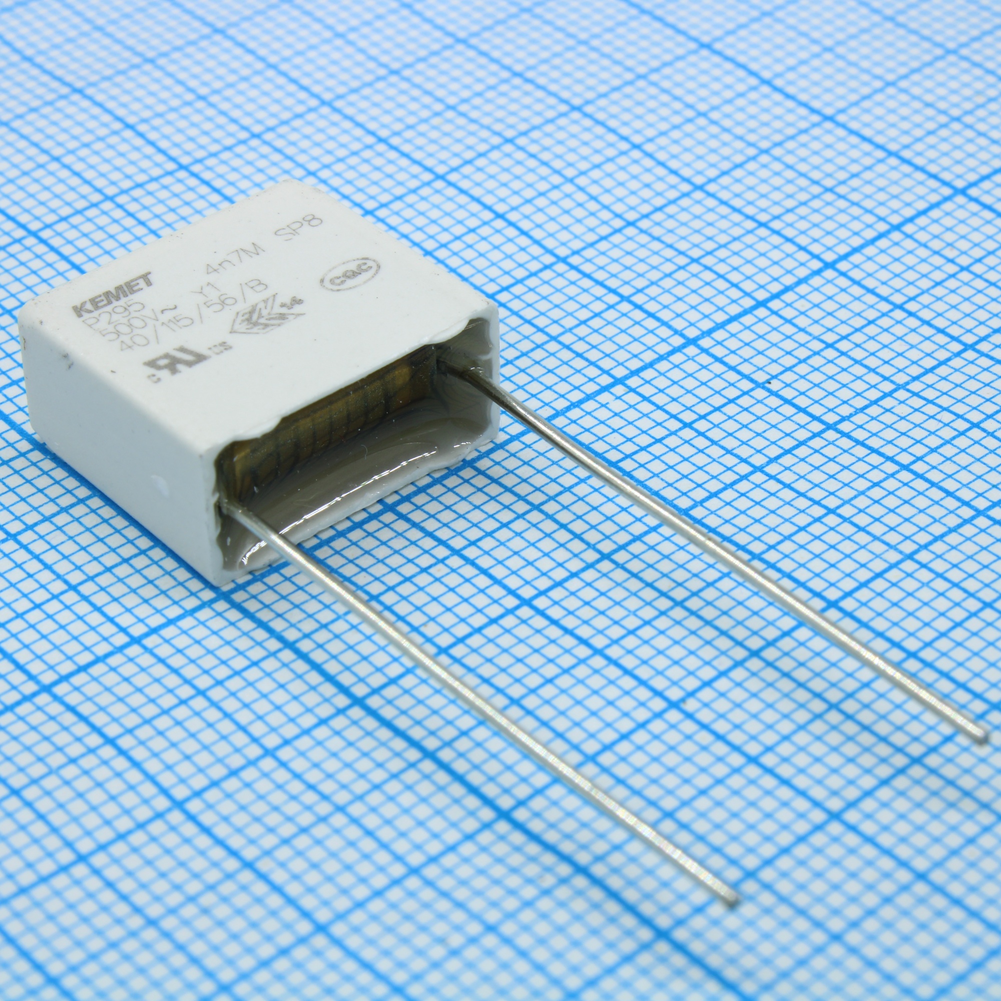 P295BQ472M500A - Конденсатор помехоподавляющий пленочный Y1 4700пФ 1500В/500В переменного тока ±20% (18х8.5х16мм) радиальный пластиковый прямоугольный корпус 115°C автомобильного применения