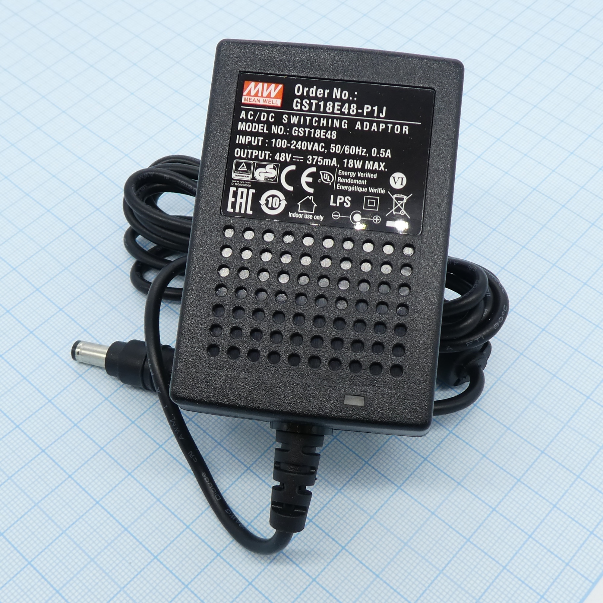 GST18E48-P1J - AC-DC, 18Вт, вход 85...264B AC 47...63 Гц,, выход 48B/0.375A, изоляция 3000В AC, 79x54x33мм, -30...+70°С, выходной разъем 11, диам. 5.5х2.1мм