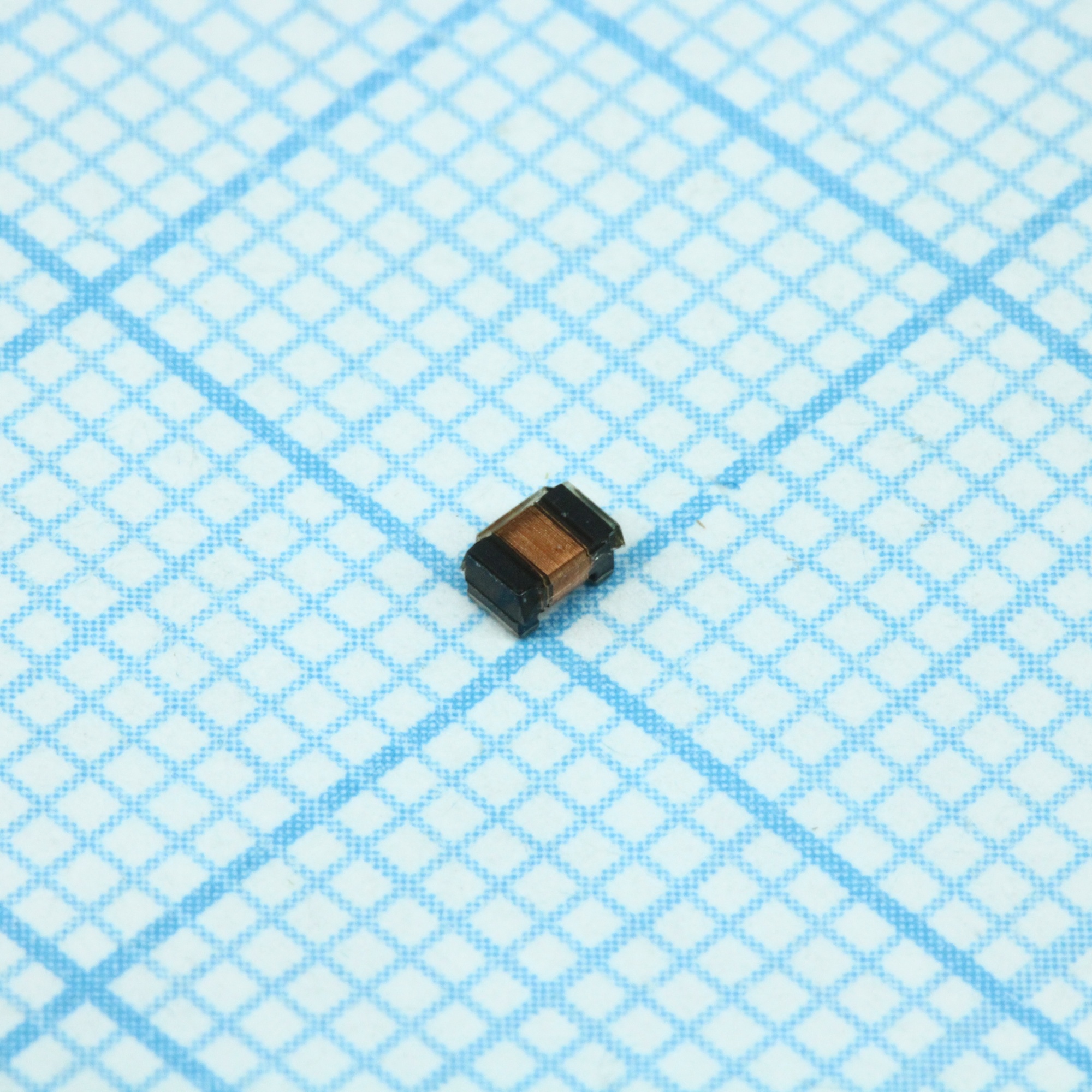 B82498F1332J - ЧИП-индуктивность высокочастотная проволочная литая 3.3мкГн ±5% 7.96МГц 20Q-Фактор феррит 0.1A 3.3Ом 0805 автомобильного применения лента на катушке