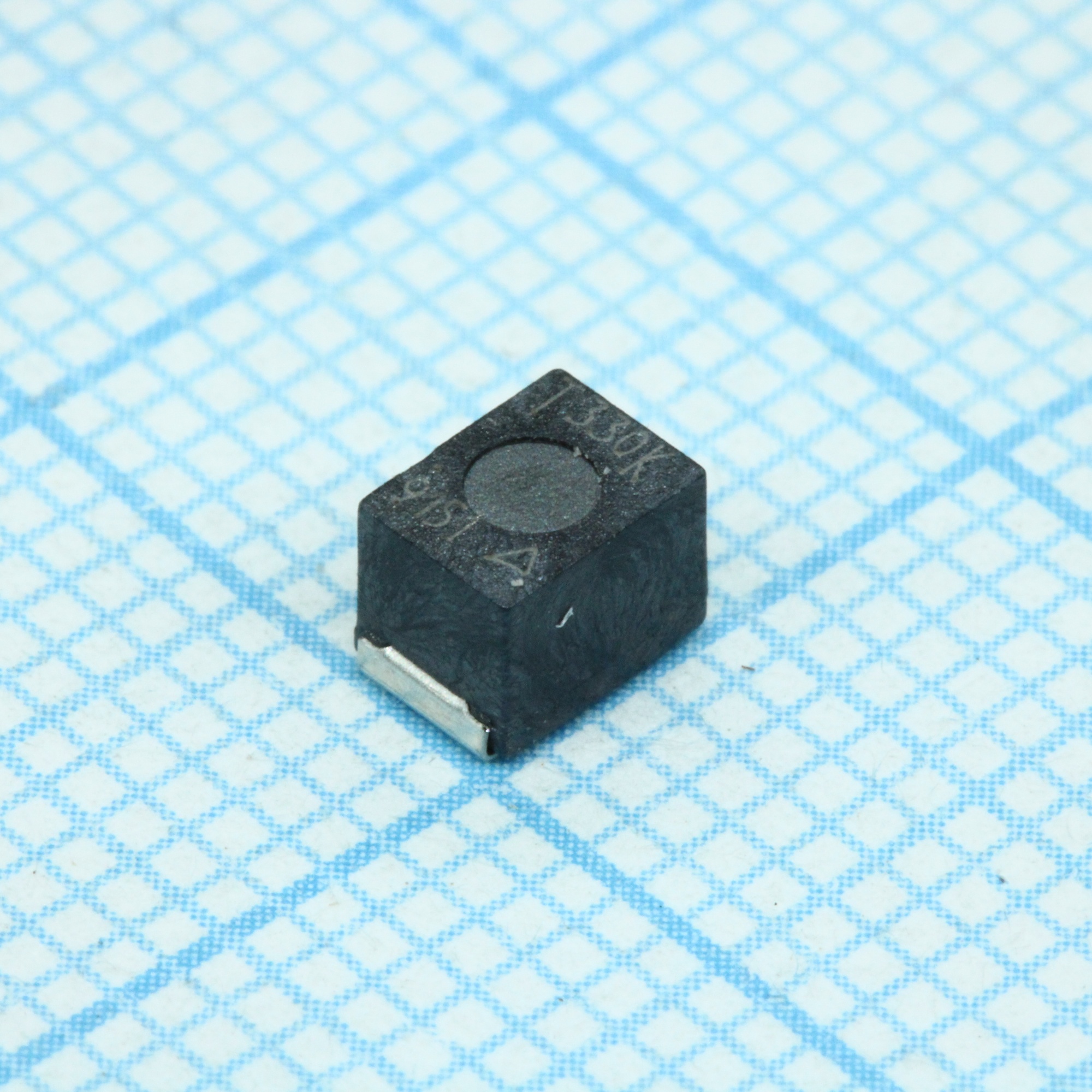 B82432T1333K - ЧИП-индуктивность проволочная, на ферритовом сердечнике 33мкГн ±10% 2.52МГц 10-добротность 400мА 1.2Ом  1812