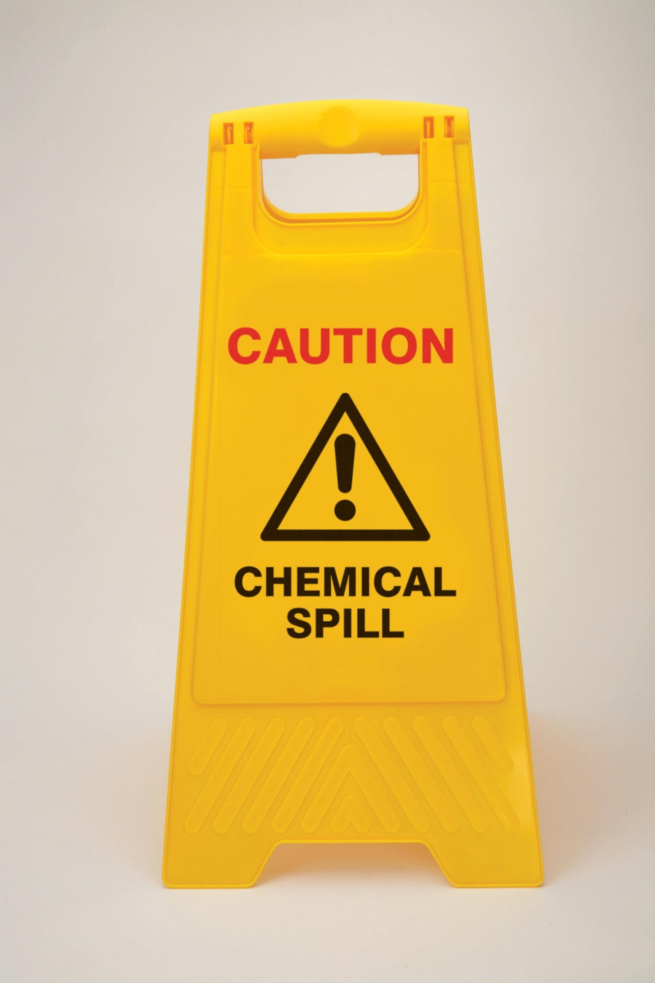 gws256704 - Пластиковая предупреждающая стойка. Цвет  - желтый. Надпись красно/черная «CHEMICAL SPILL». Высота 660мм.