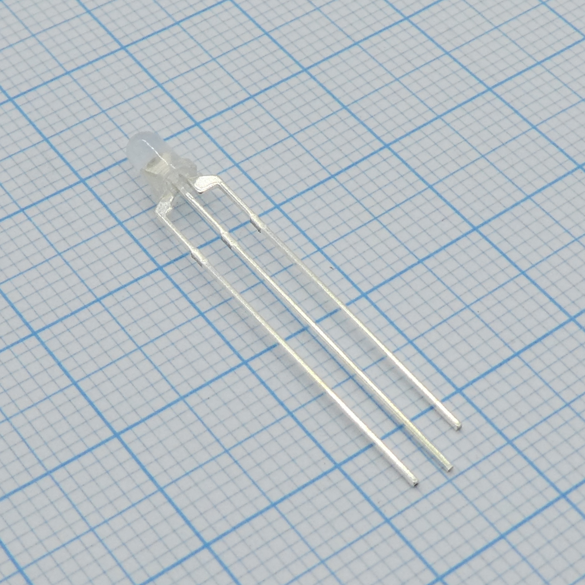 FYL-3019EGW1A-CC - Светодиод 3мм/оранжевый/625нм/20мКд - янтарный /570нм/45мКд/белый матовый/50° 3pin