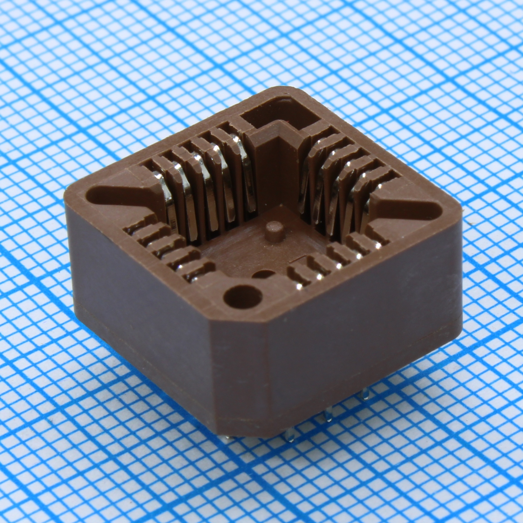 DS1032-20SDNT1A - PLCC сокет 20 контактов шаг 1.27, коричневый, H=3.81мм, DIP