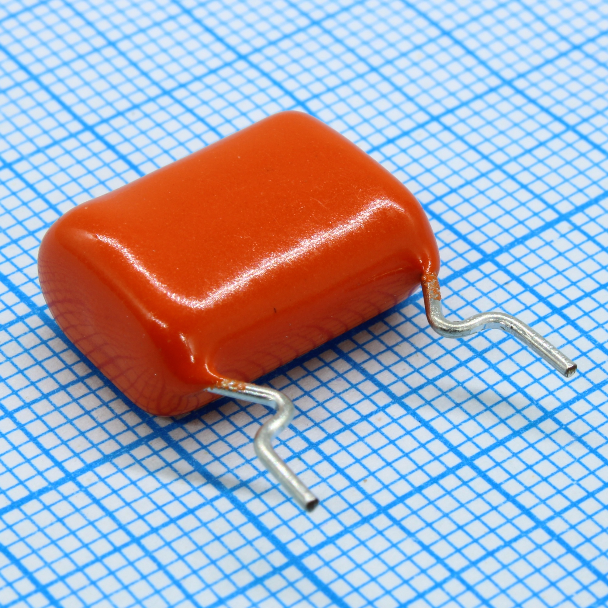 BFC246816105 - Конденсатор металлоплёночный полиэтилентерефталатный 1мкФ 250В ±10% (17.5х8х20мм) шаг выводов 15мм 105°С россыпь