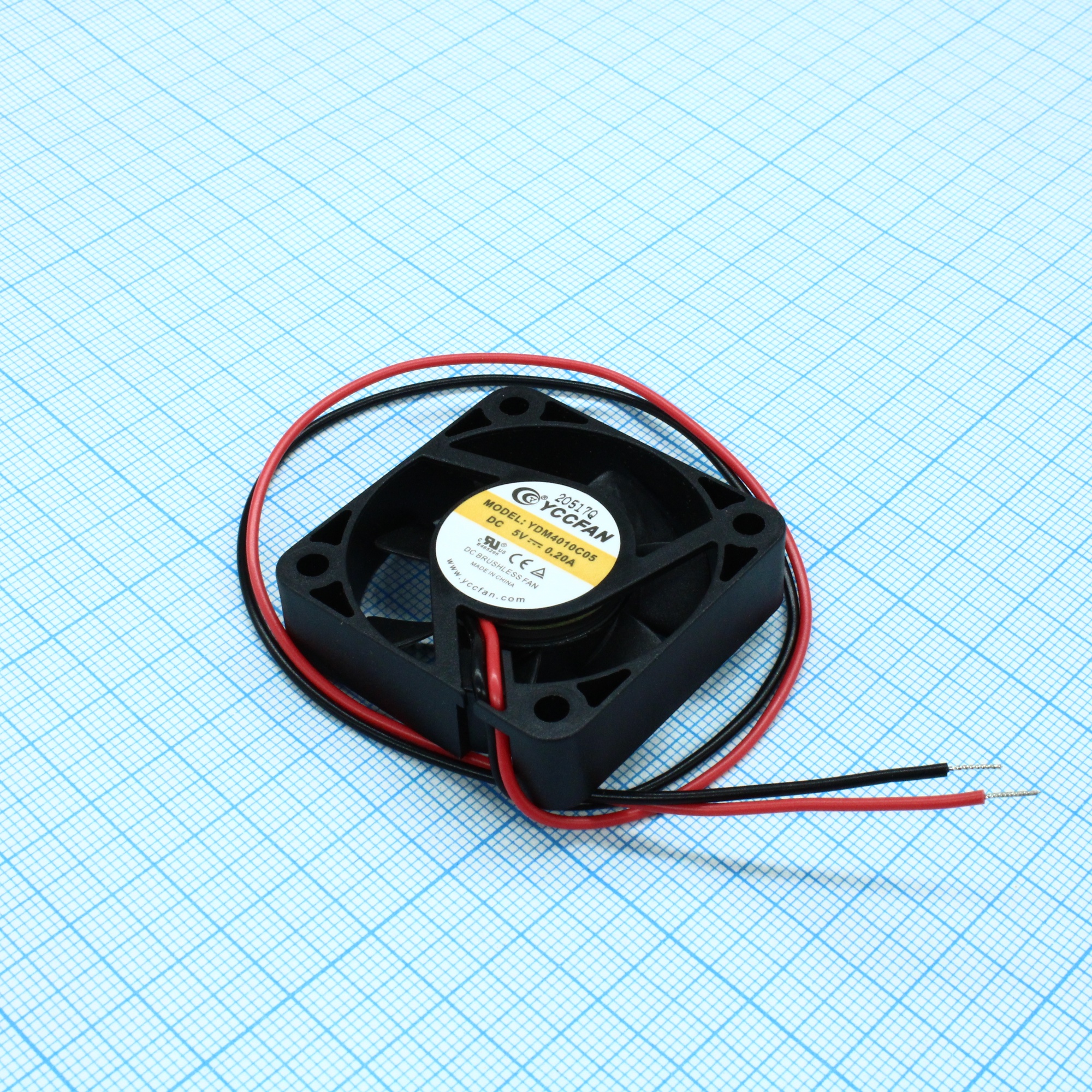 YDM4010C05 - Вентилятор 5В 40х40x10 C, 0.4Вт, 6500 об/мин, 9.3м3/час, 25.1дБ, подшипник скольжения CycleSeal, тип вывода - провод