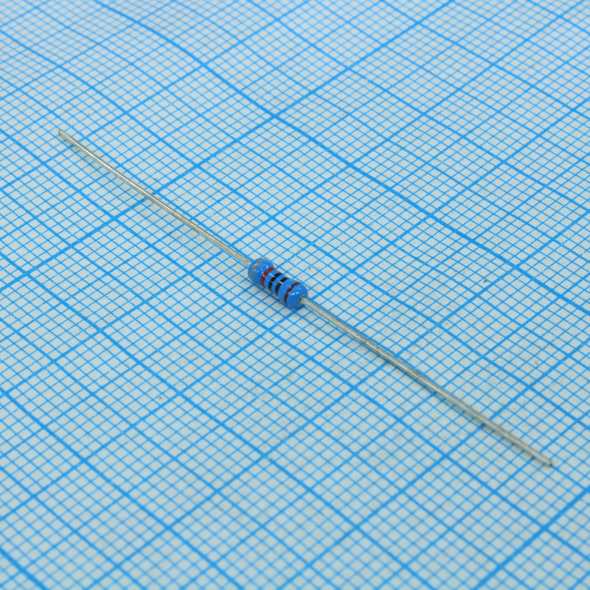 MFR025FTB-820R - Резистор металлопленочный 820Ом ±1% 0.25Вт(1/4Вт) конформное покрытие аксиальный лента в коробке