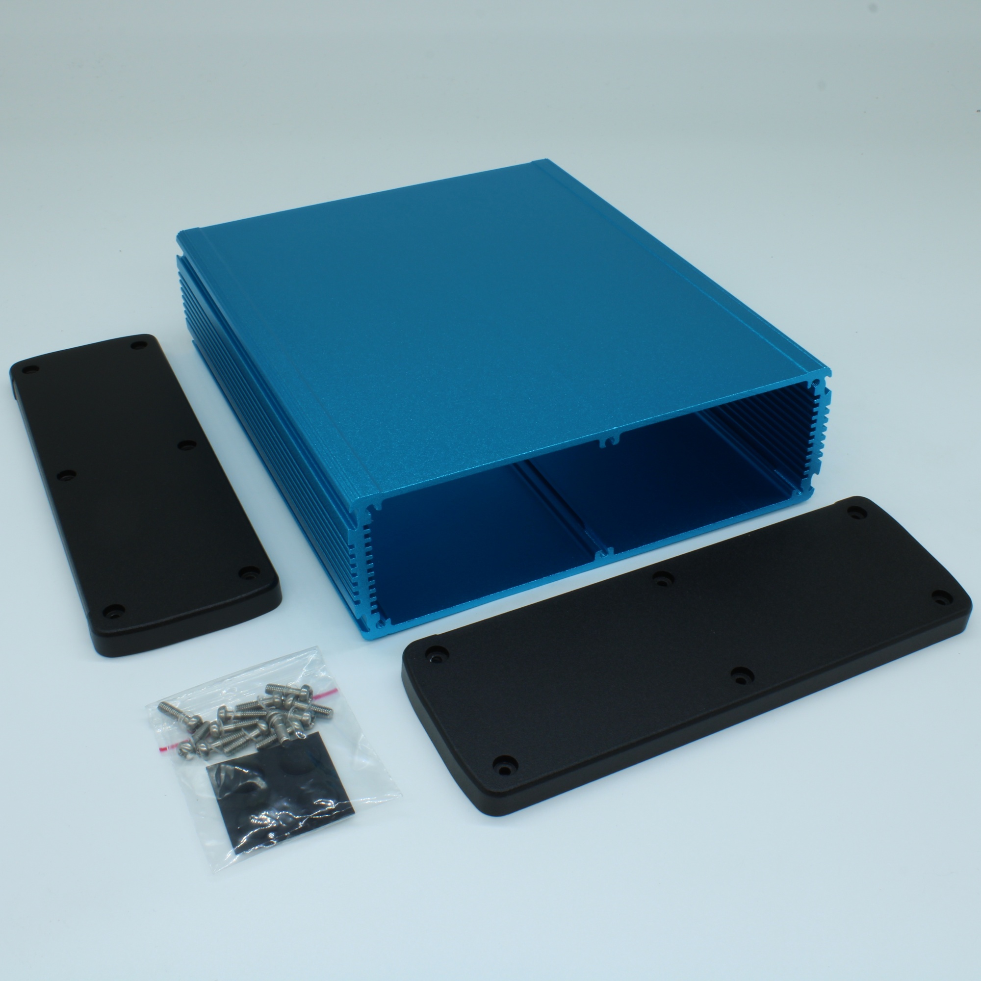 ALUG708BU200 - Алюминиевый синий корпус с черными торцевыми панелями