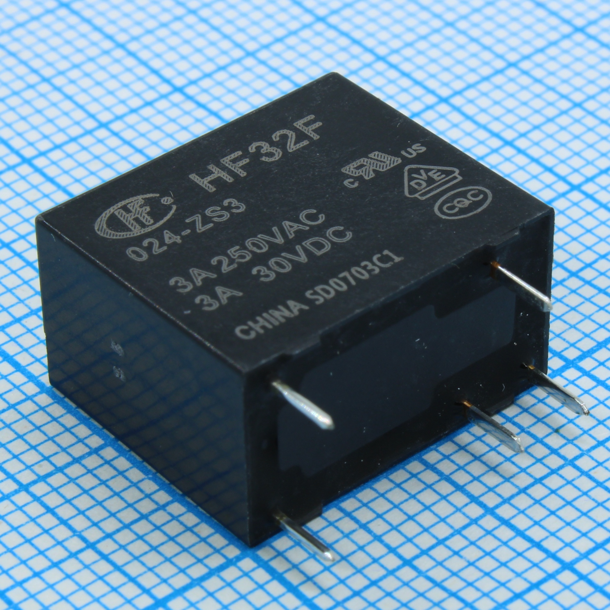 HF32F/024-ZS3 - Реле силовое 5А две группы на переключение катушка 24В