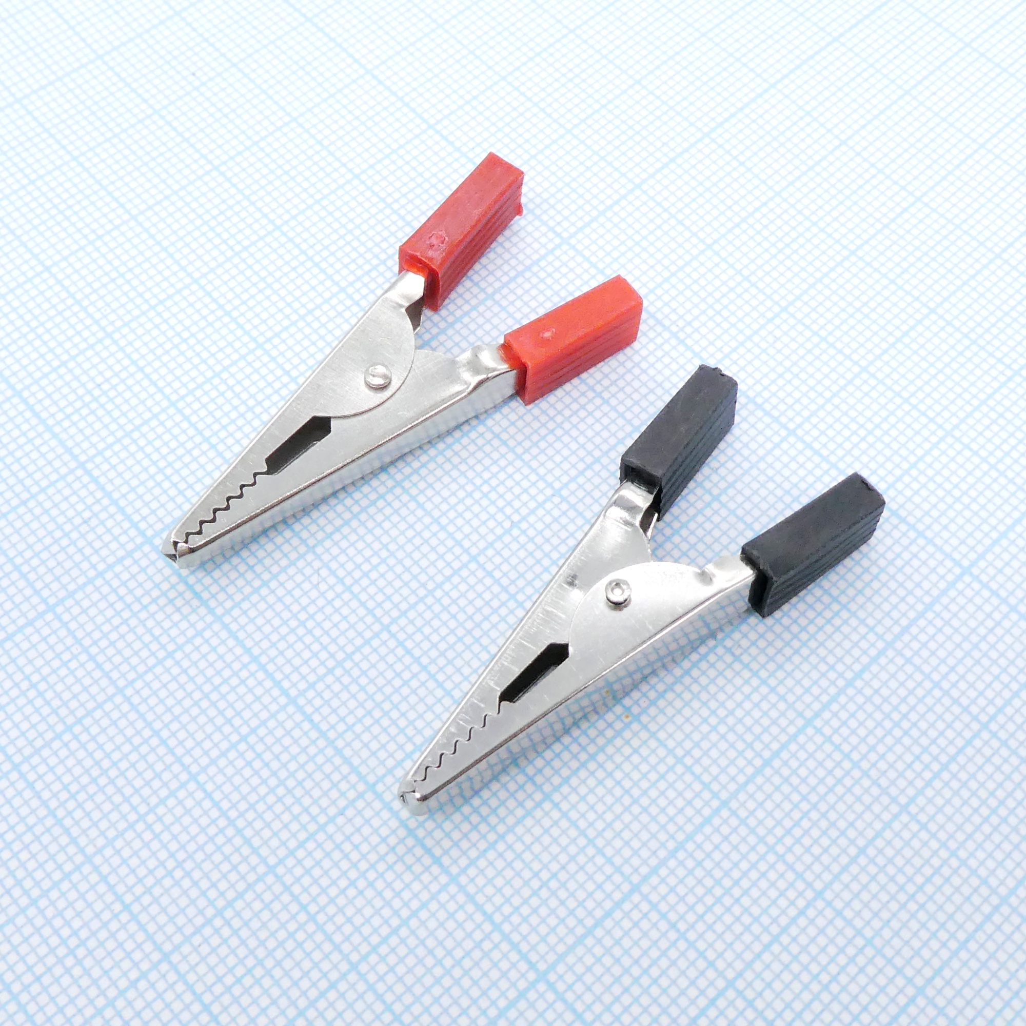 Зажим крокодил 8-0028 кр/чер (пара) 5А - Зажим типа крокодил черный/красный (ПАРА)с изоляторами, под пайку/обжим, 5 А