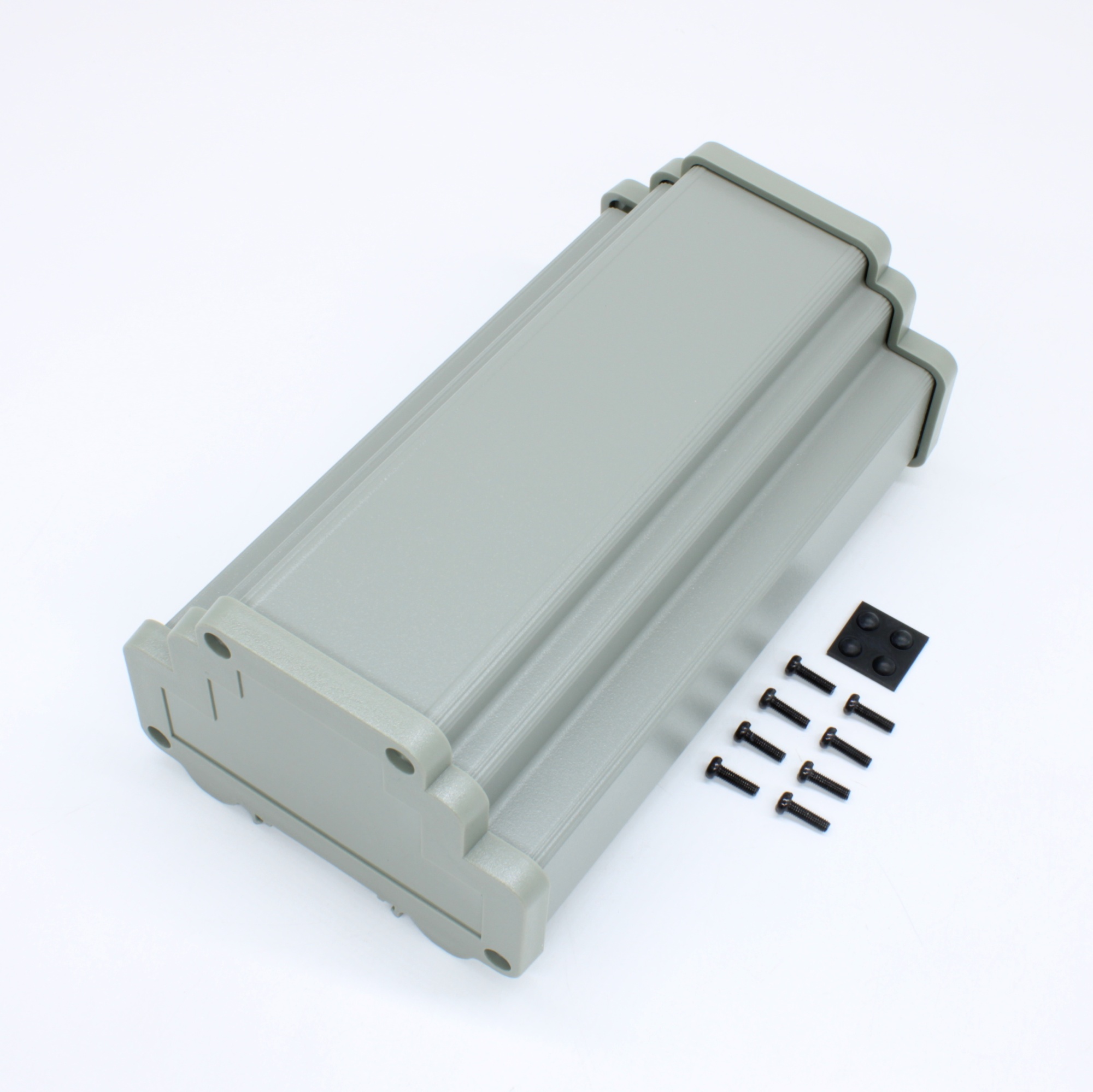 ALUD9MG-PLG-V0 - Прочный корпус на DIN-рейку. В комплектацию входит алюминиевая база, торцевые панели из поликарбоната, винты и ножки.

Корпуса могут оснащаться прозрачными или ИК панелями.