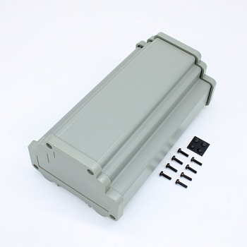 ALUD9MG-PLG-V0 - Прочный корпус на DIN-рейку. В комплектацию входит алюминиевая база, торцевые панели из поликарбоната, винты и ножки.

Корпуса могут оснащаться прозрачными или ИК панелями.