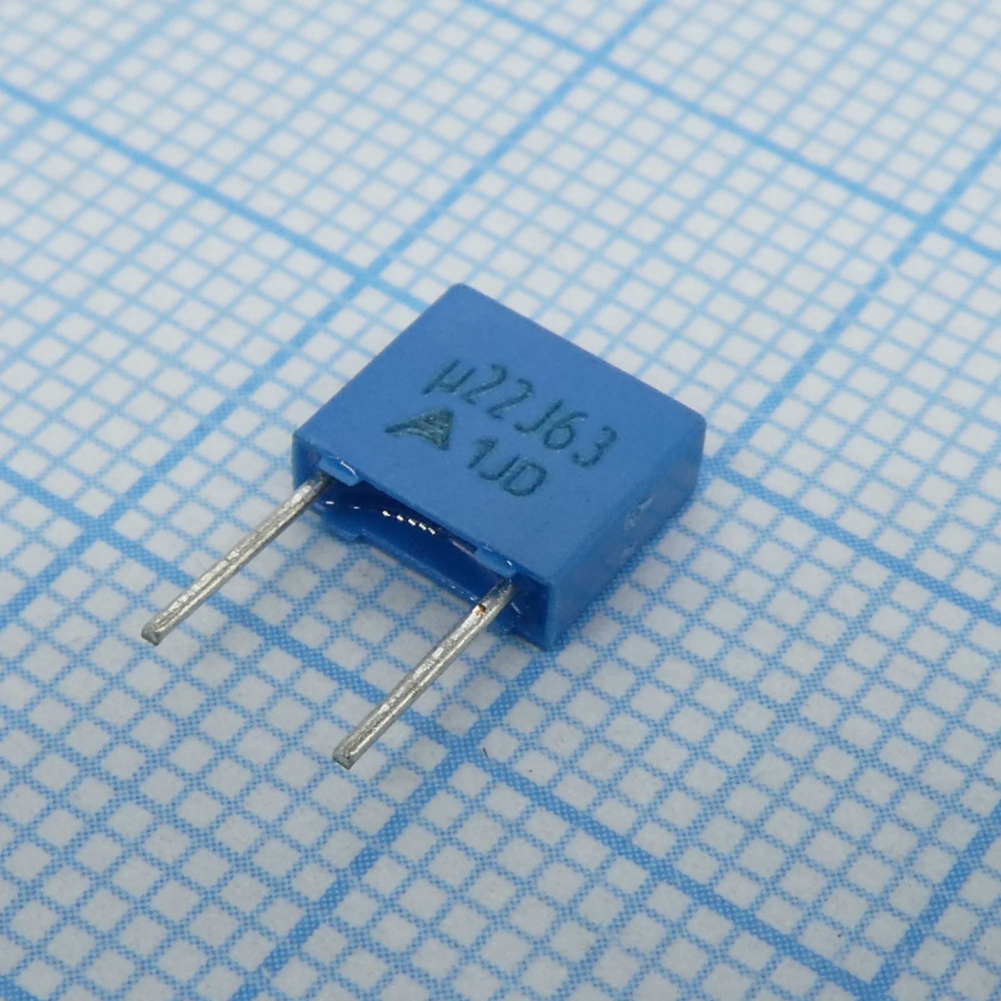 B32529C0224J - Конденсатор металлоплёночный полиэтилентерефталатный 0.22мкФ 63В ±5% (7.3х2.5х6.5мм) шаг выводов 5мм 125°С автомобильного применения россыпь