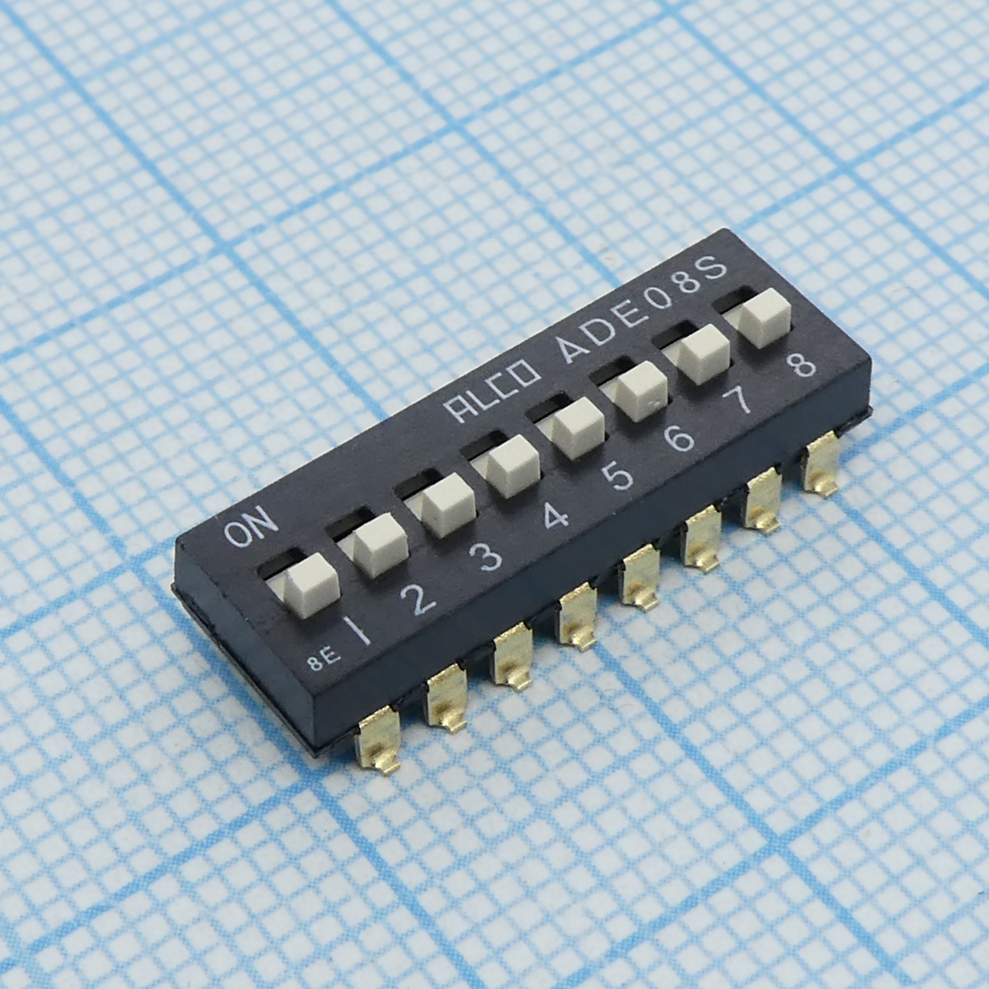 1-1825058-9 - DIP переключатель 8 групп 0.1А 24В шаг 2.54мм SMD монтаж (ADE08S04)