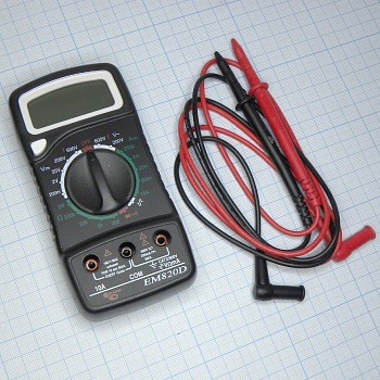 EM-820D - Цифровой мультиметр имеющий функцию DATA HOLD,  тест диодов, транзисторов, генератор меандра. Позволяет проверить ток, напряжение, сопротивление и другие параметры.