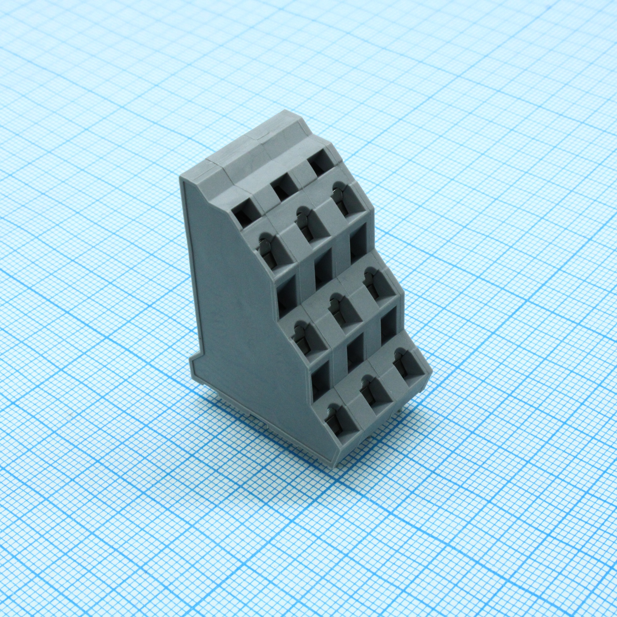 DG245H3-7.5-09P-11-00A(H) - Трехрядный, безвинтовой нажимной клеммный блок на 9 контактов. Зажим типа зажимная клеть. Серия DG245H3-7.5