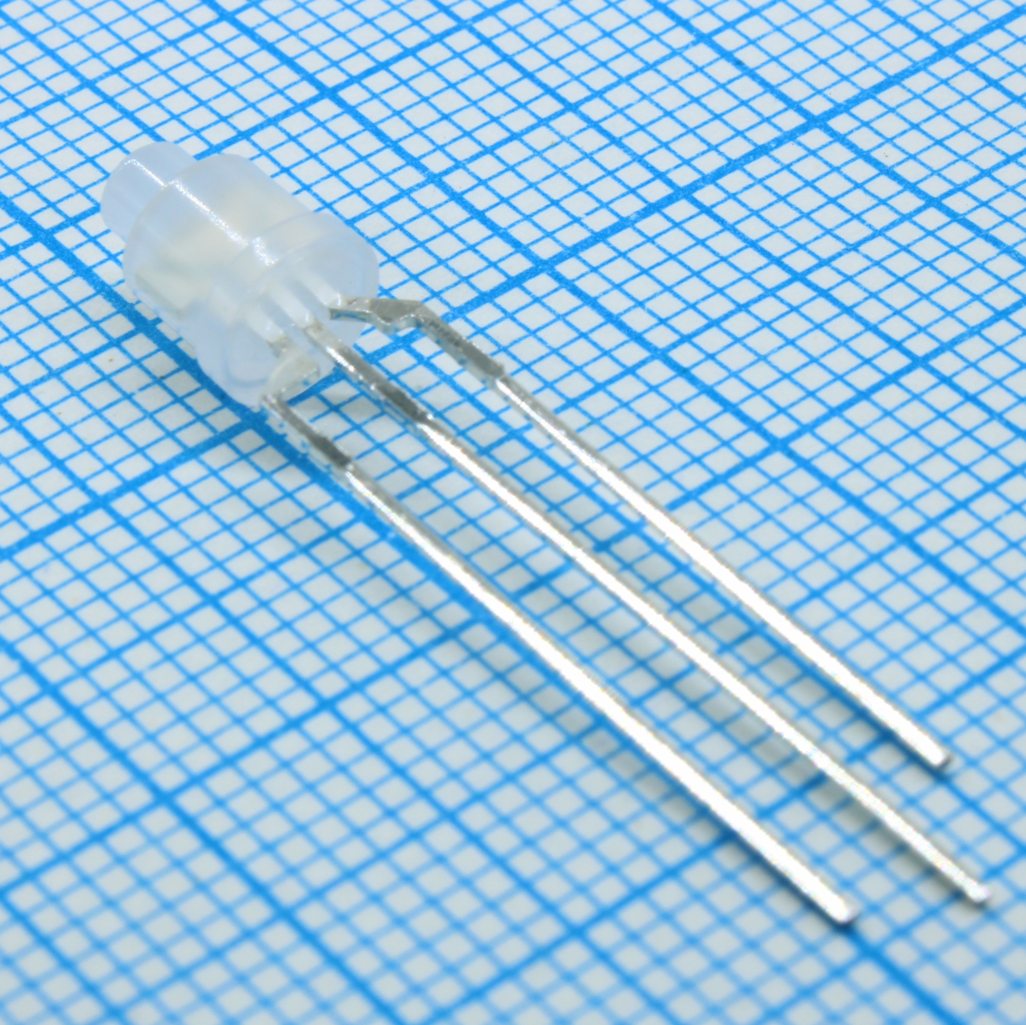 L-469EGW - Светодиод 3мм/4,9мм/красный/625нм/5-15мкд/ - зеленый/568нм/5-10мкд/белый матовый/100°