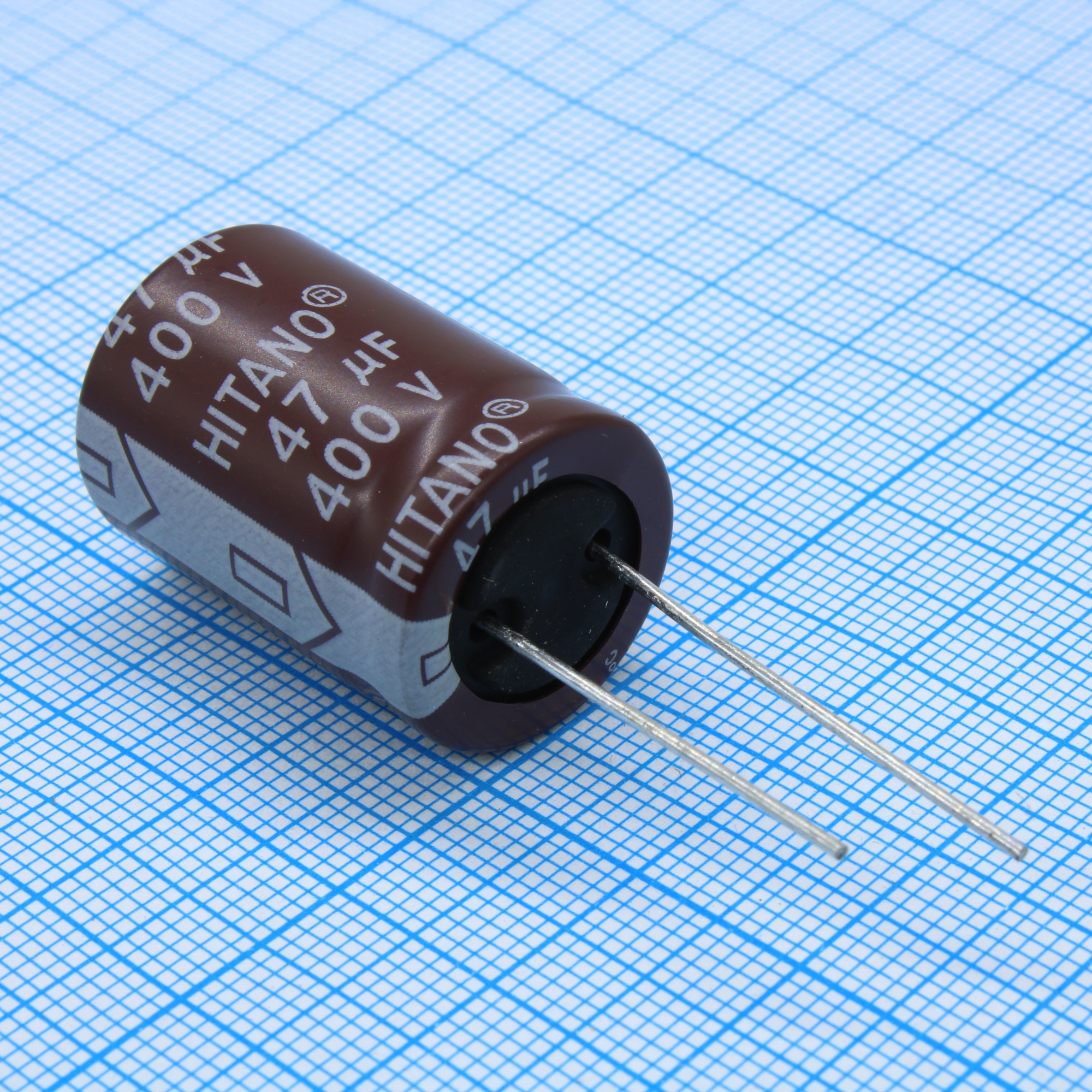 EKH470M2GB - Конденсатор алюминиевый  электролитический 47мкФ 400В ±20% (18 X 25мм) радиальные выводы 7.5мм 1130мА 10000час 105°С россыпь