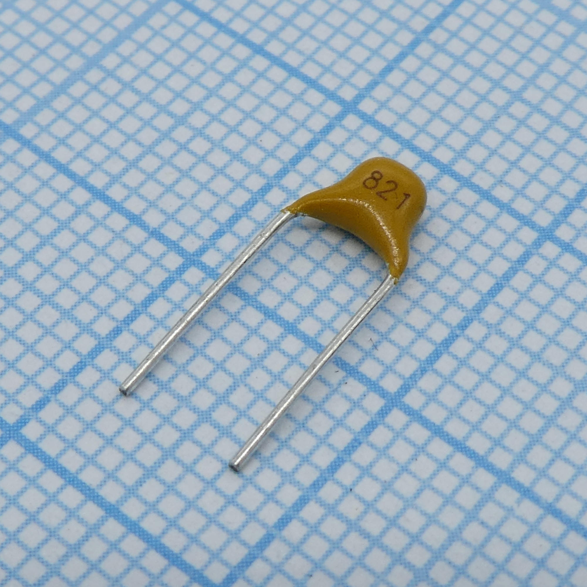 TS170R1H821JSBNB0R - Конденсатор керамический многослойный 820пФ 50В NPO ±5% радиальный 5.08мм 125°C россыпь