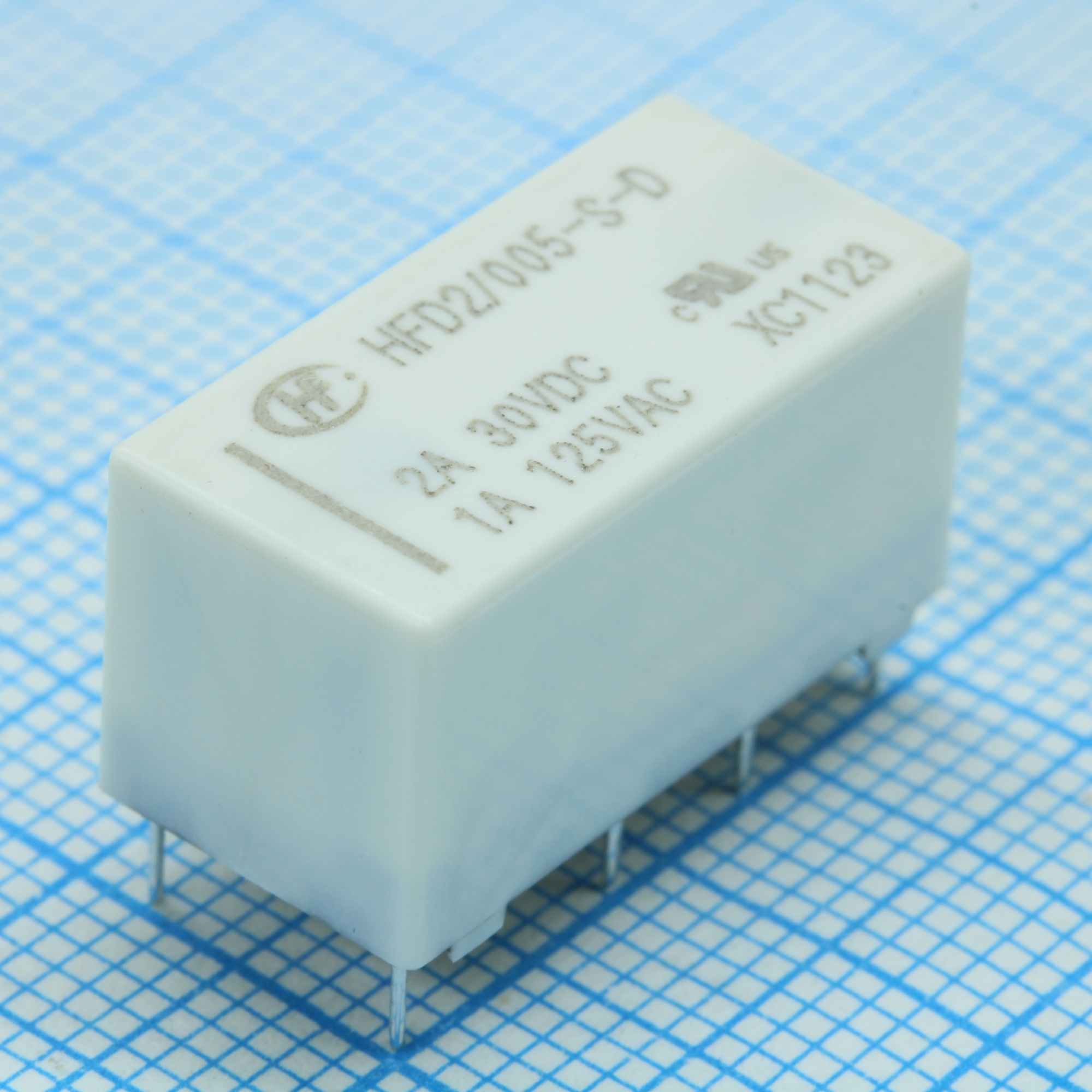 HFD2/005-S-D - Сигнальное реле две контактных группы на переключение 1А/125VAC AgNi+Au катушка 5В монтаж в отверстие