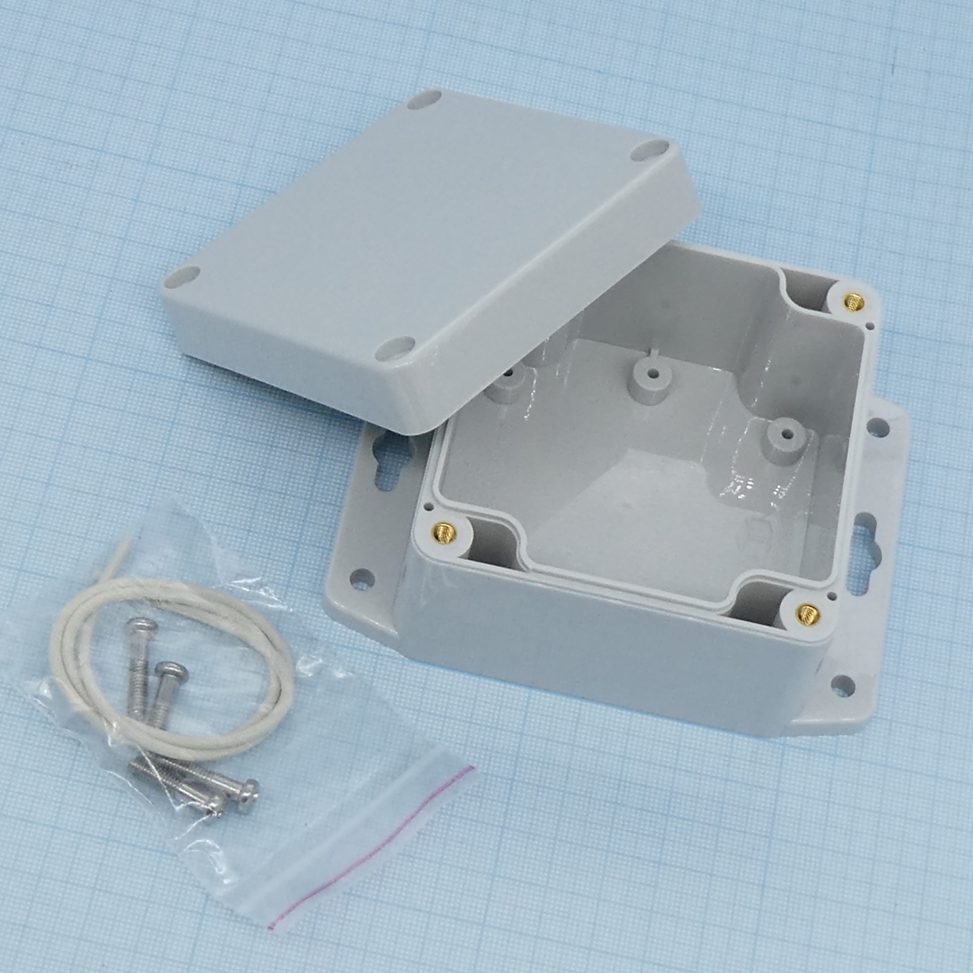 G256MF - Герметичный корпус из поликарбоната с фланцем, IP65, светло-серый