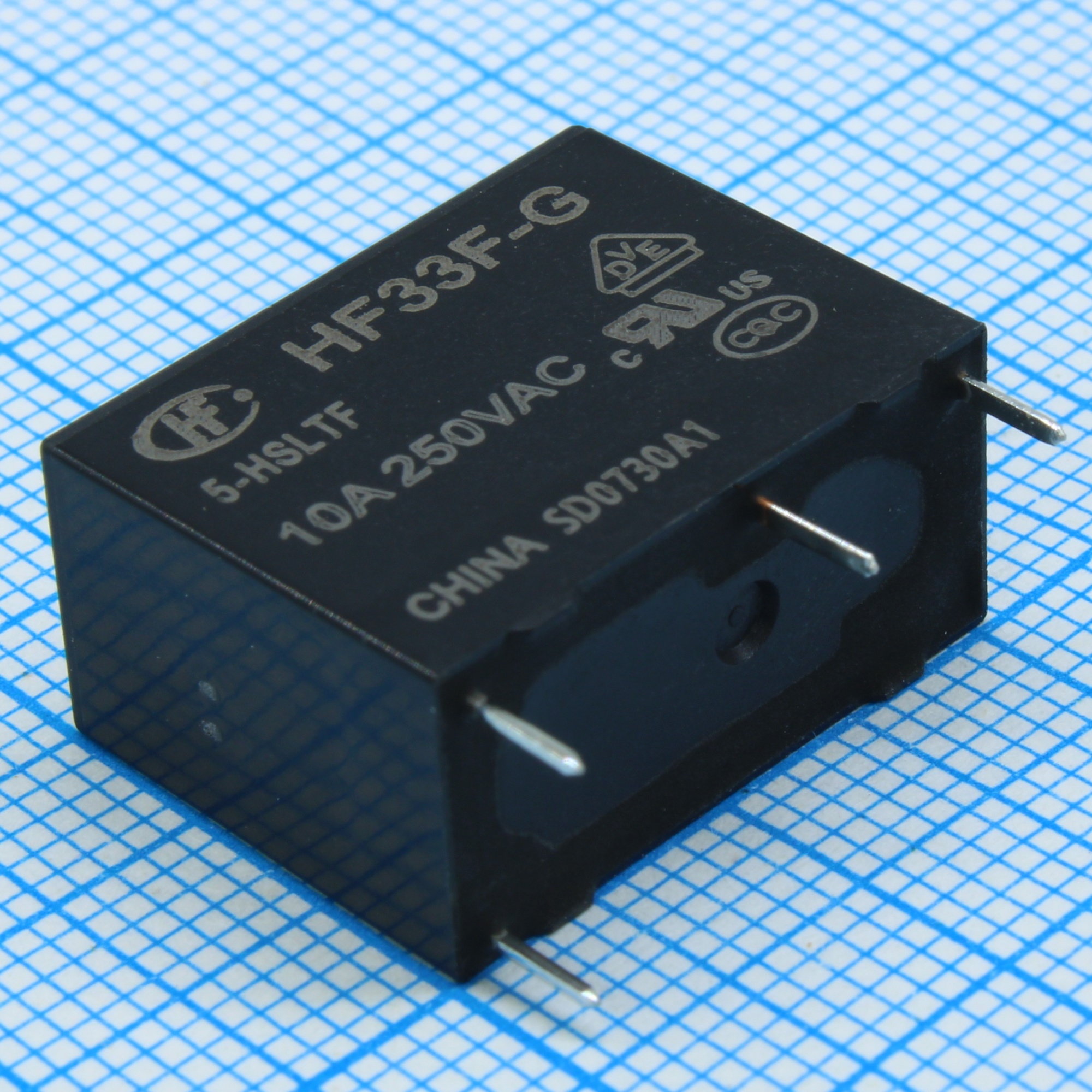HF33F-G/5-HSLTF - Силовое реле 10Aac/5Adc один контакт на замыкание катушка 5В монтаж в отверстие