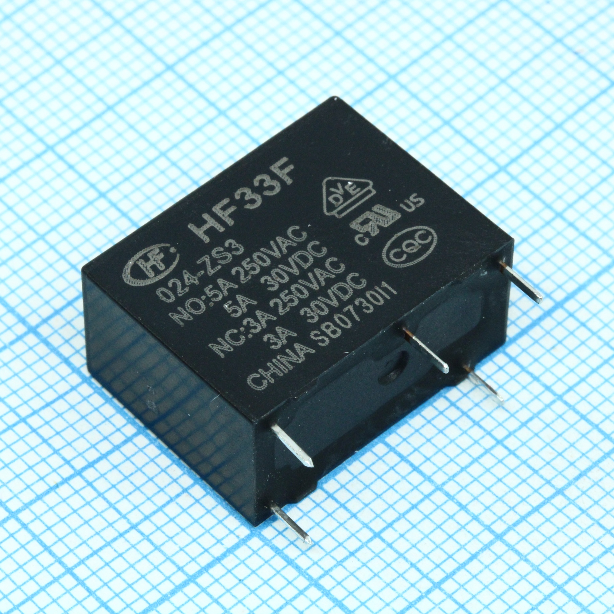 HF33F/024-ZS3 - Сверхминиатюрное силовое реле серия HF33F SPDT (одна контактная группа-два направления) катушка 24В