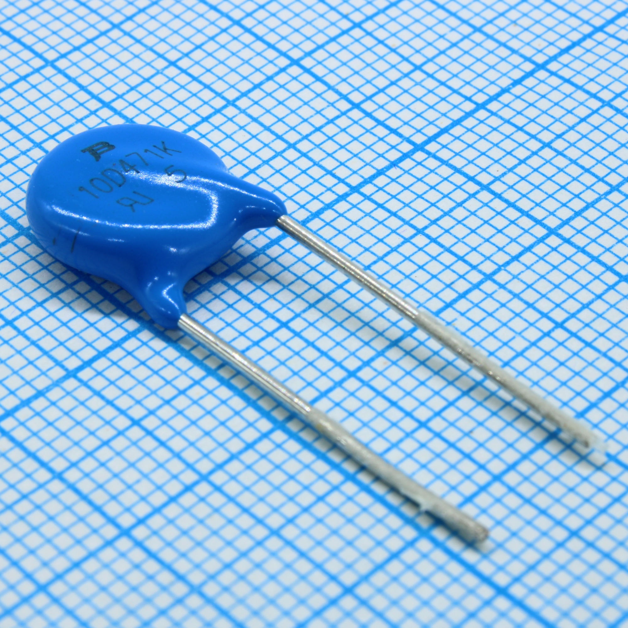 MOV-10D471KTR - Варистор из оксида металла 300В переменного тока/385В постоянного тока 2500A 470В монтаж в отверстие радиальный лента на катушке