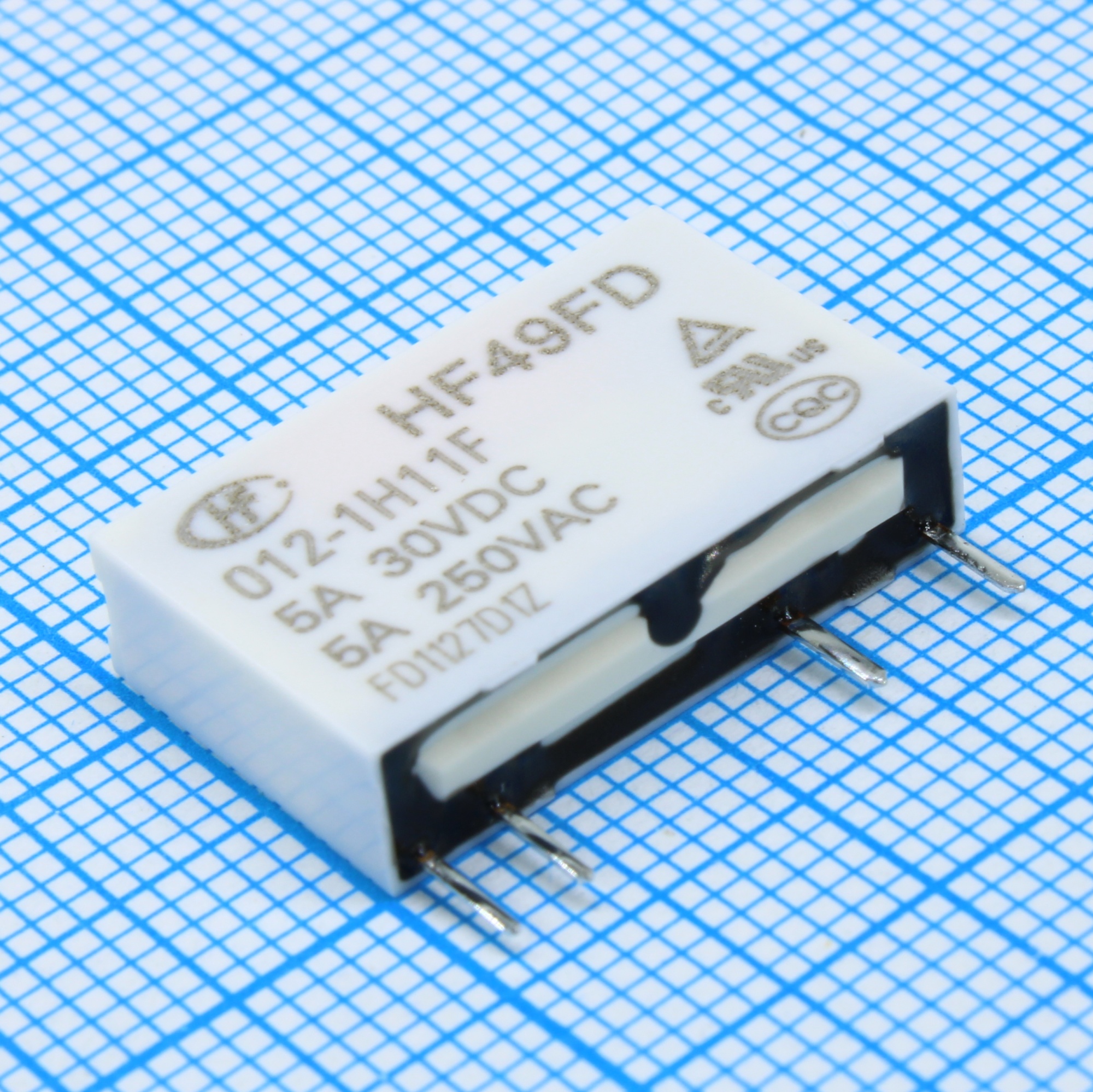 HF49FD/012-1H11F - Реле миниатюрное силовое 5А один контакт на замыкание катушка 12В