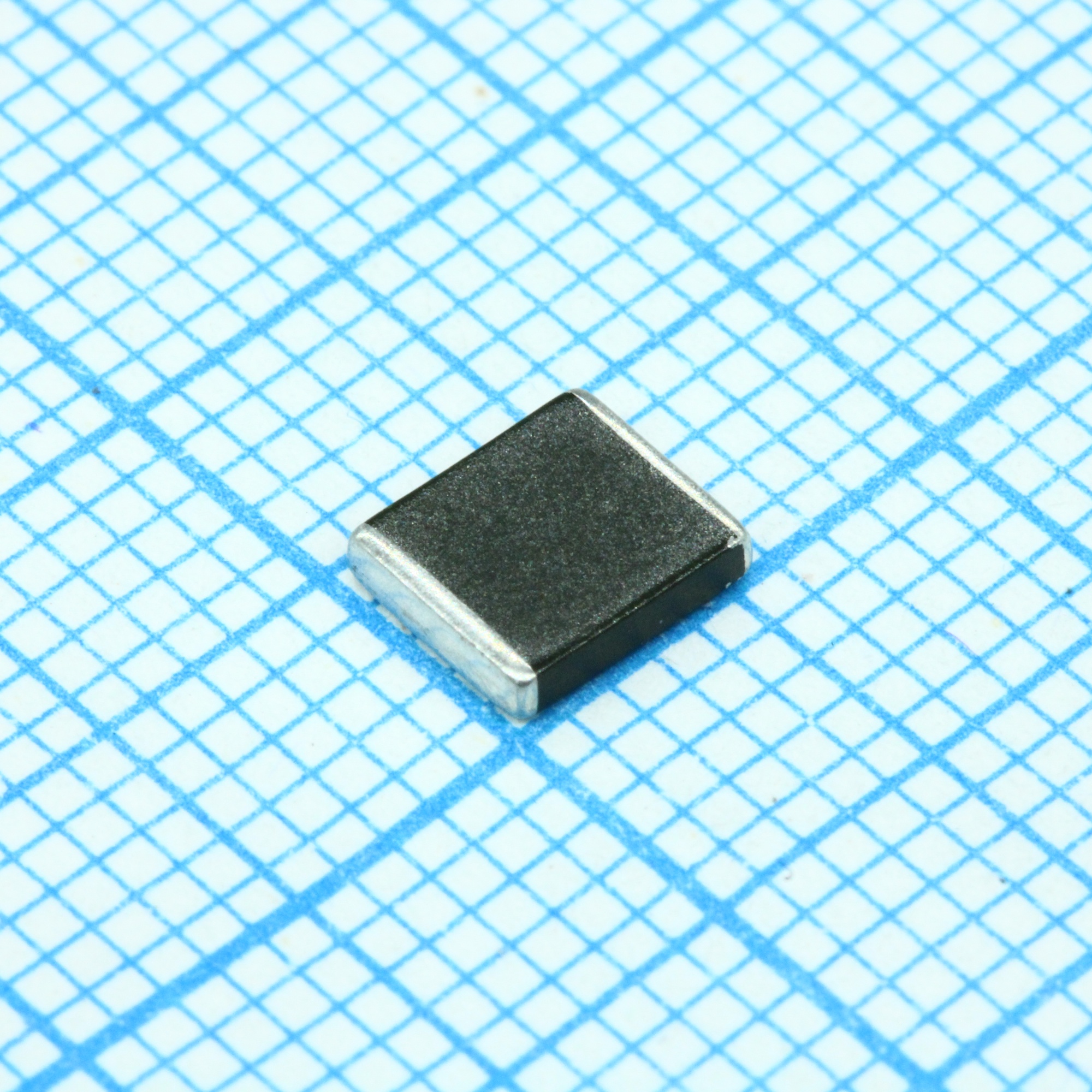 B72540E0200K062 - Варистор многослойный 20В переменного тока/26В постоянного тока 1200A 29.7В диапазон до 36.3В предел 2220 ЧИП автомобильного применения лента на катушке