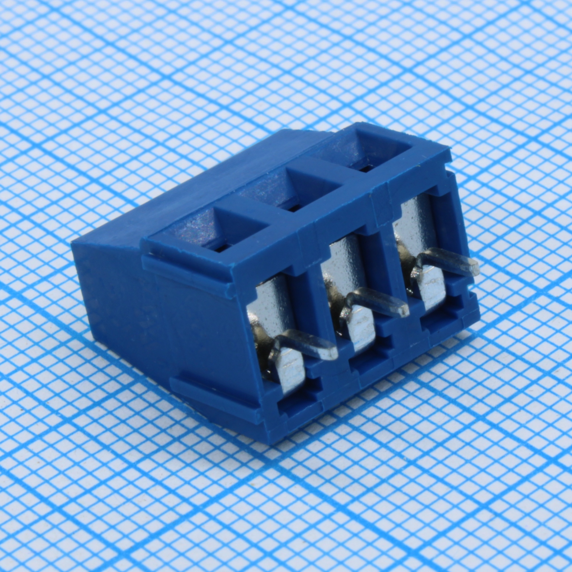 DG128-5.0-03P-12-00A(H) - Винтовой клеммный блок c рельефной обоймой, 3 контакта шаг 5.0мм синий