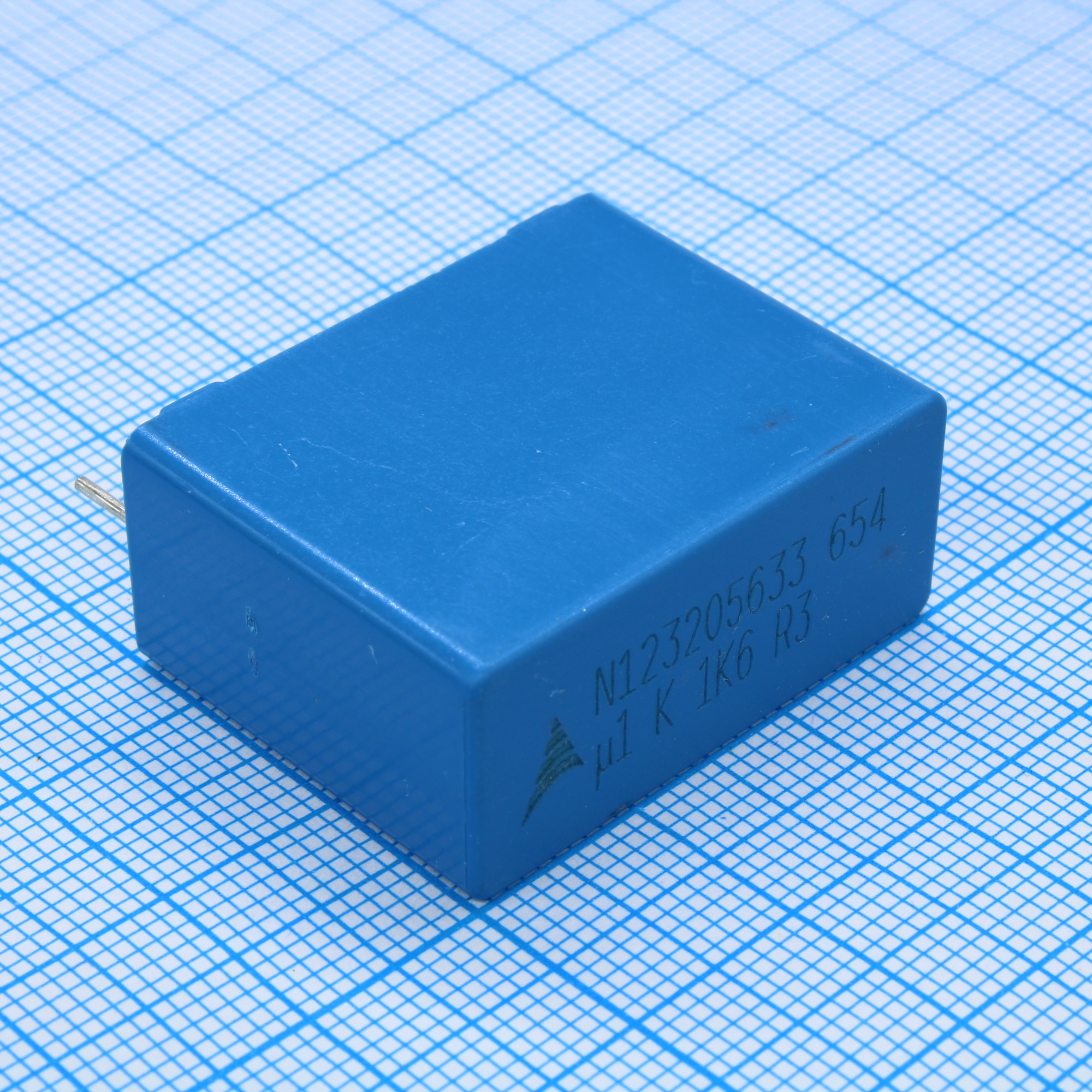 B32654A1104K - Конденсатор металлоплёночный полипропиленовый 0.1мкФ 1600В ±10% (31.5х14х24.5мм) радиальный высокотемпературный 27.5мм 110°С автомобильного применения россыпь