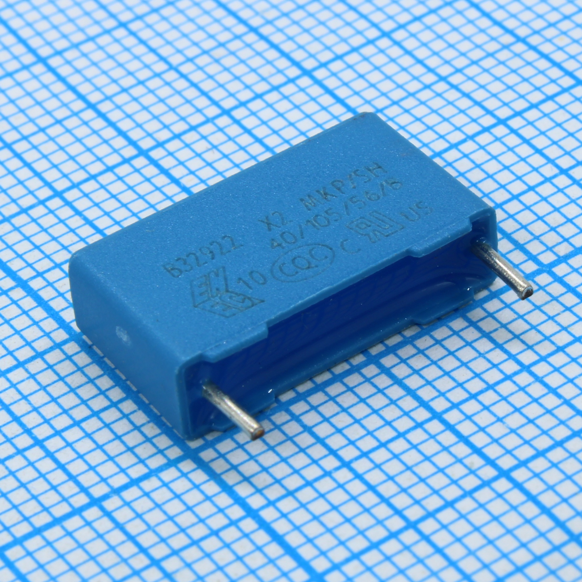 B32922C3473K - Конденсатор помехоподавляющий пленочный X2 0.047мкФ 305В переменного тока ±20% (18х5х10.5мм) радиальный 15мм 105°C автомобильного применения россыпь