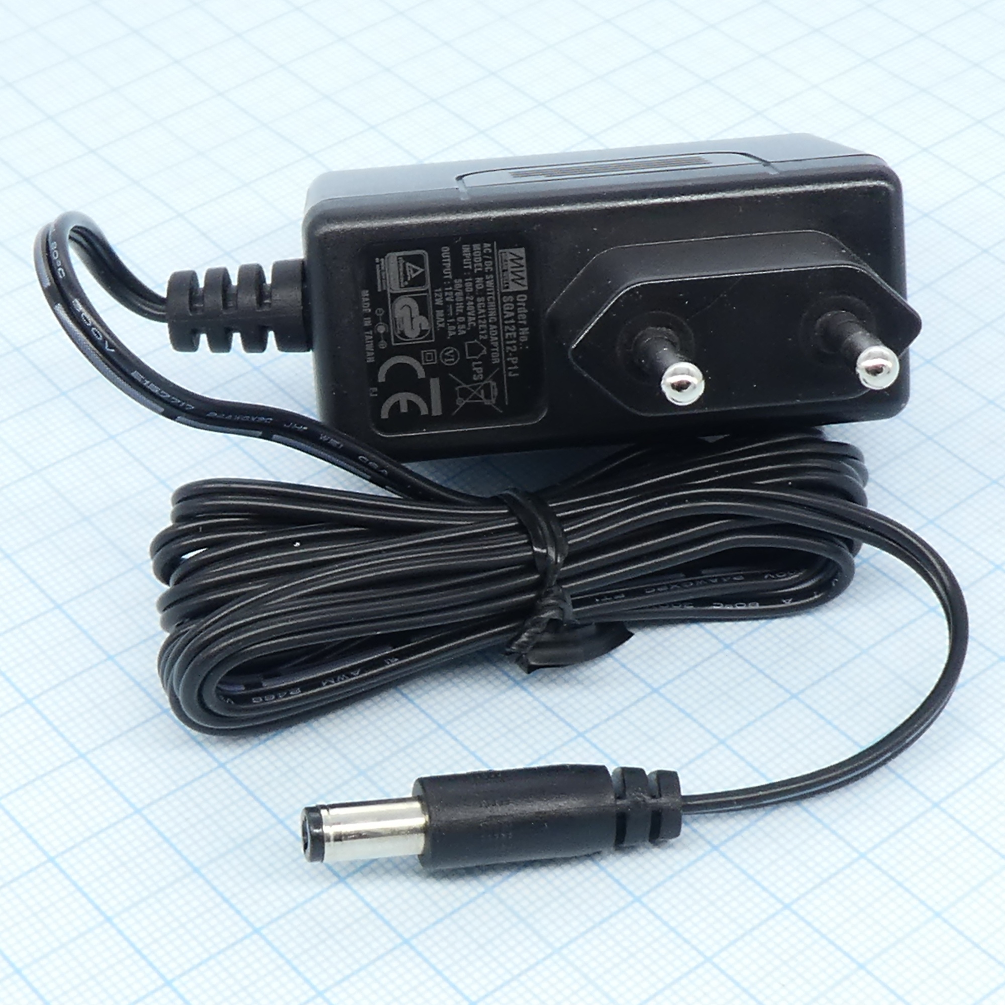 SGA12E12-P1J - Адаптер настенный, AC-DC,  12Вт, вход 90...264B AC 47...63 Гц, выход 12B/1A, изоляция 3000В AC, 62.2x27.4x39.5мм, -20...+60°С, выходной разъем длина 11 мм, диаметр 2.1x5.5 мм