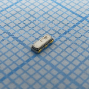 CSTCE8M00G55A-R0 - Керамический резонатор 8МГц ±0.5% (точность) ±0.2% (стабильность) 33пФ 40Ом автомобильного применения 3-Pin CSMD лента на катушке