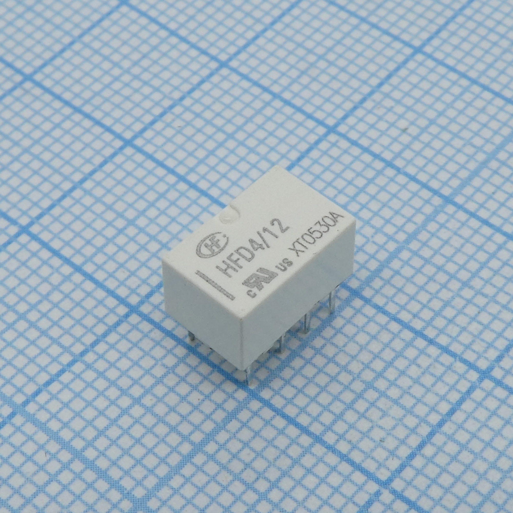 HFD4/12 - Реле DPDT (две контактных группы-два направления)  2А катушка 12В 1028Ом