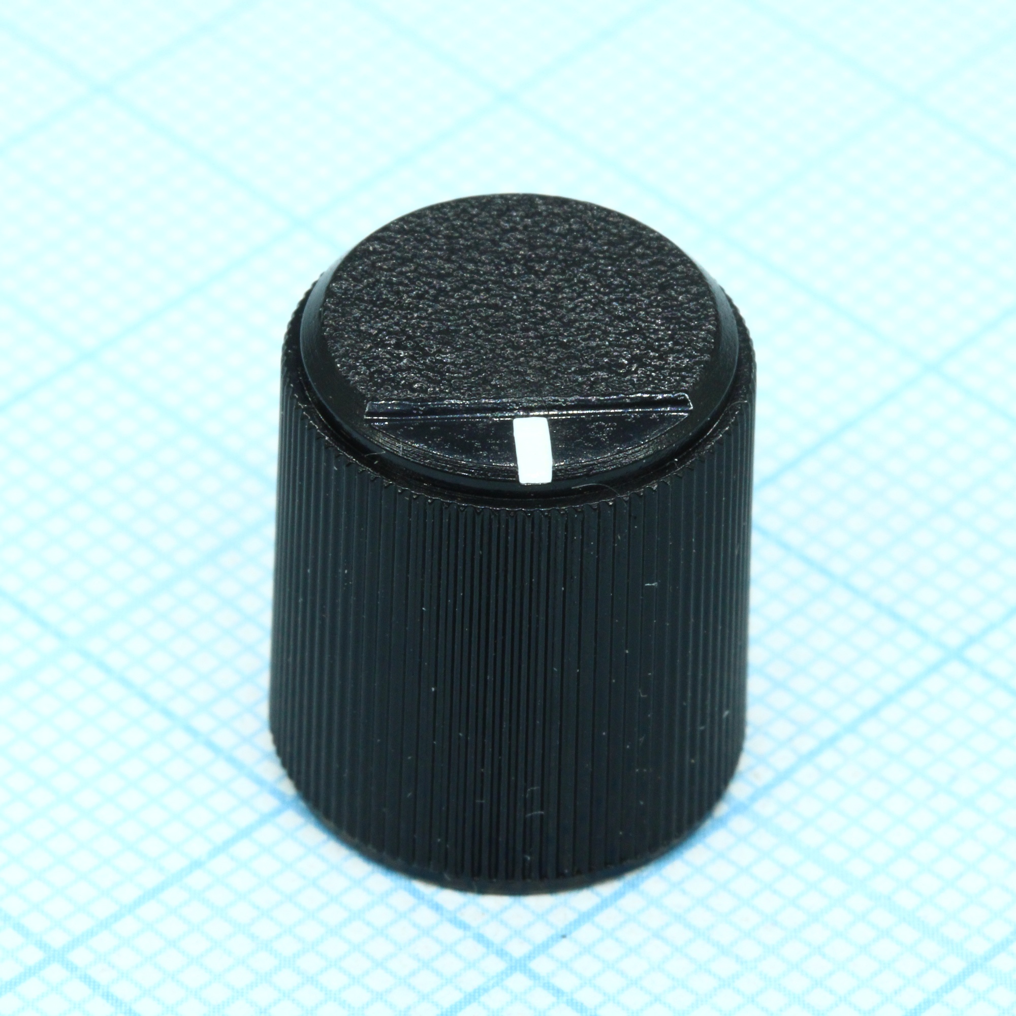 41029-1 - Ручка пластик, на вал 6мм, насечка, d=14.8мм, h=17мм