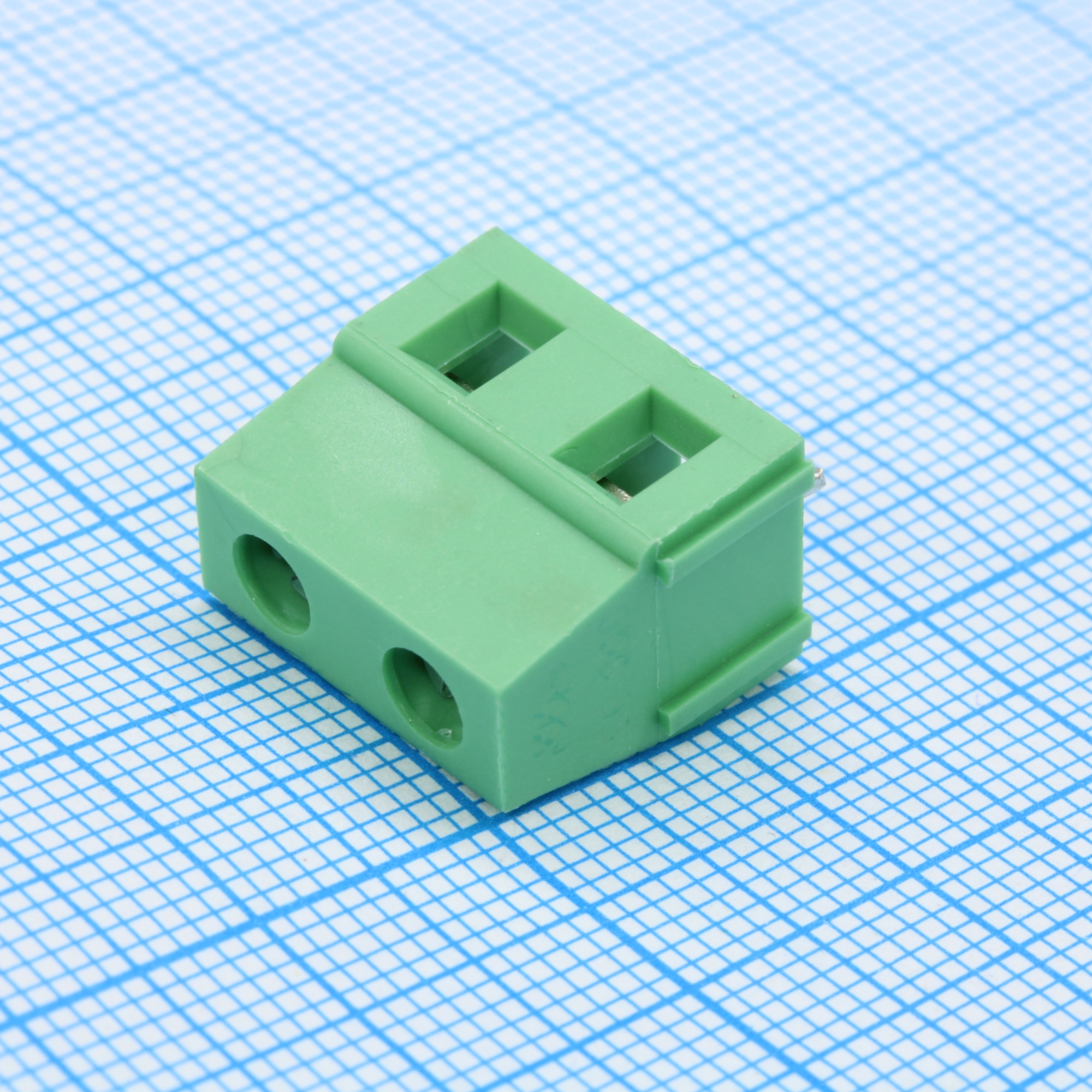 GT128-7.5-02P-14-00 - Винтовой клеммный блок c рельефной обоймой, 2 контакта шаг 7.5мм зеленый