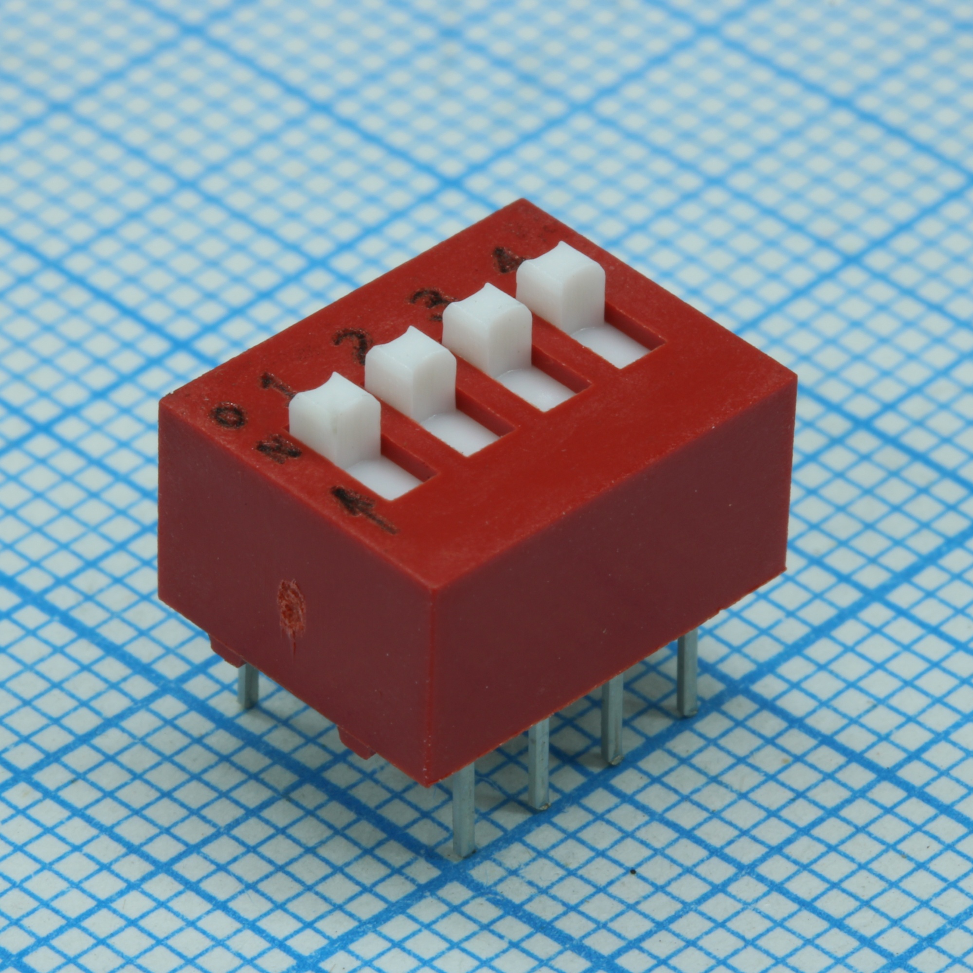 78B04T - DIP переключатель 4 группы красный шаг 2.54мм 0.025А 24В с выступающим движком монтаж в отверстие