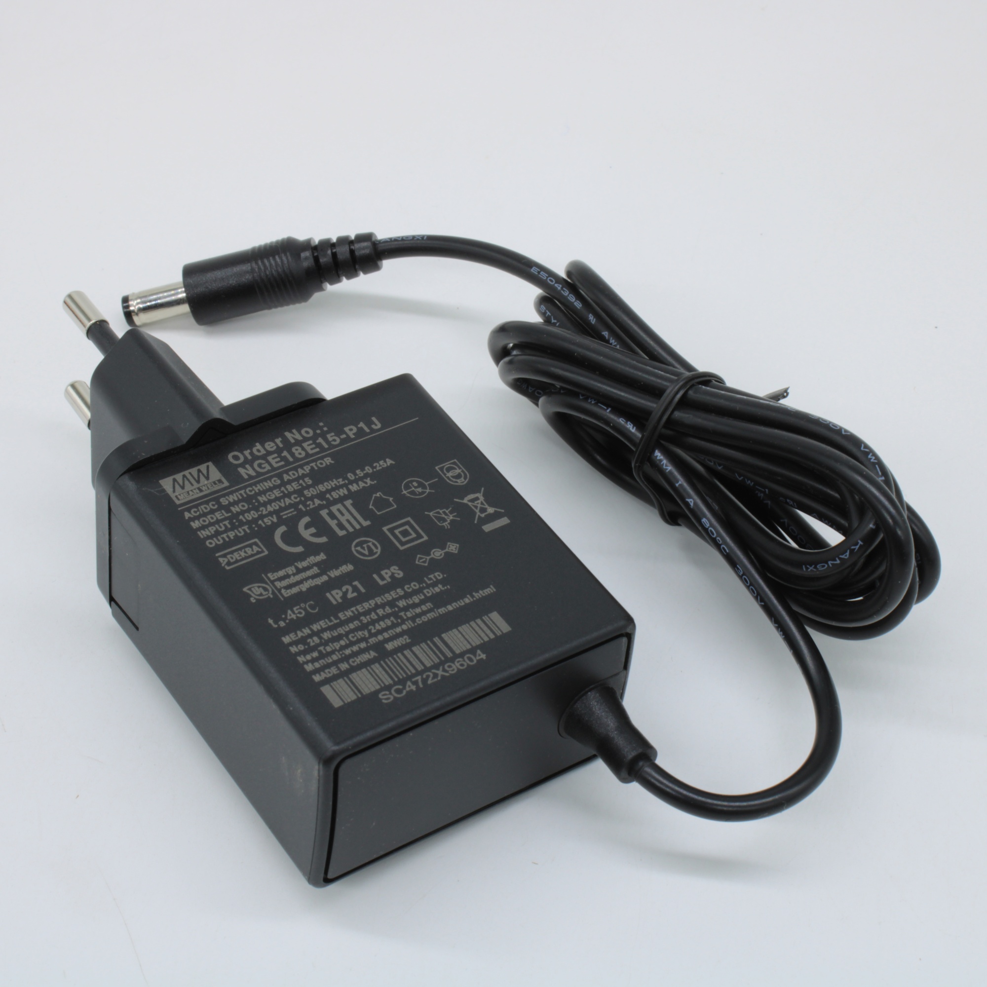 NGE18E15-P1J - AC-DC, 18Вт, сетевой адаптер, выход 15В/1.2А, вход 80...264В AC, 47...63 Гц, изоляция 4000B DC, 2xMOPP, 48x28*x55мм, -30...+70C, евровилка, выходной разъем 11мм, диам. 5.5х2.1мм