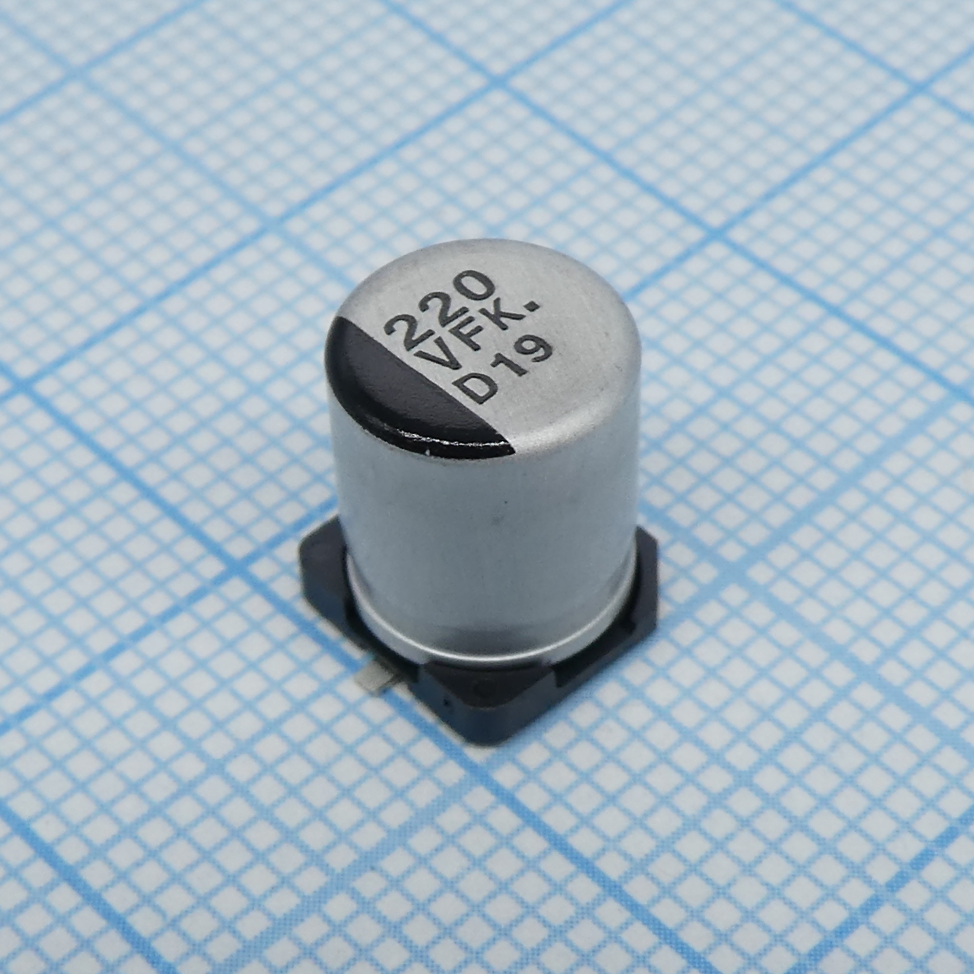 EEEFK1V221AP - Конденсатор электролитический низкоимпедансный для поверхностного монтажа 35В 220мкФ ±20%, 600mA, 2000часов, 8*10.2