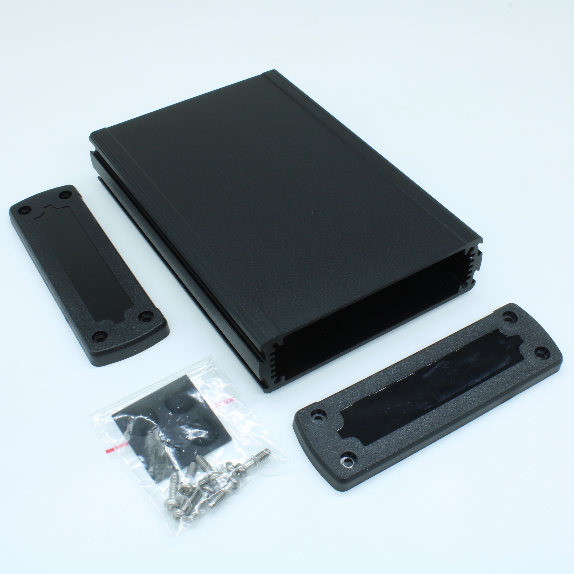 ALUG704BK160-BK - Алюминиевый черный корпус с черными пластиковыми торцевыми панелями