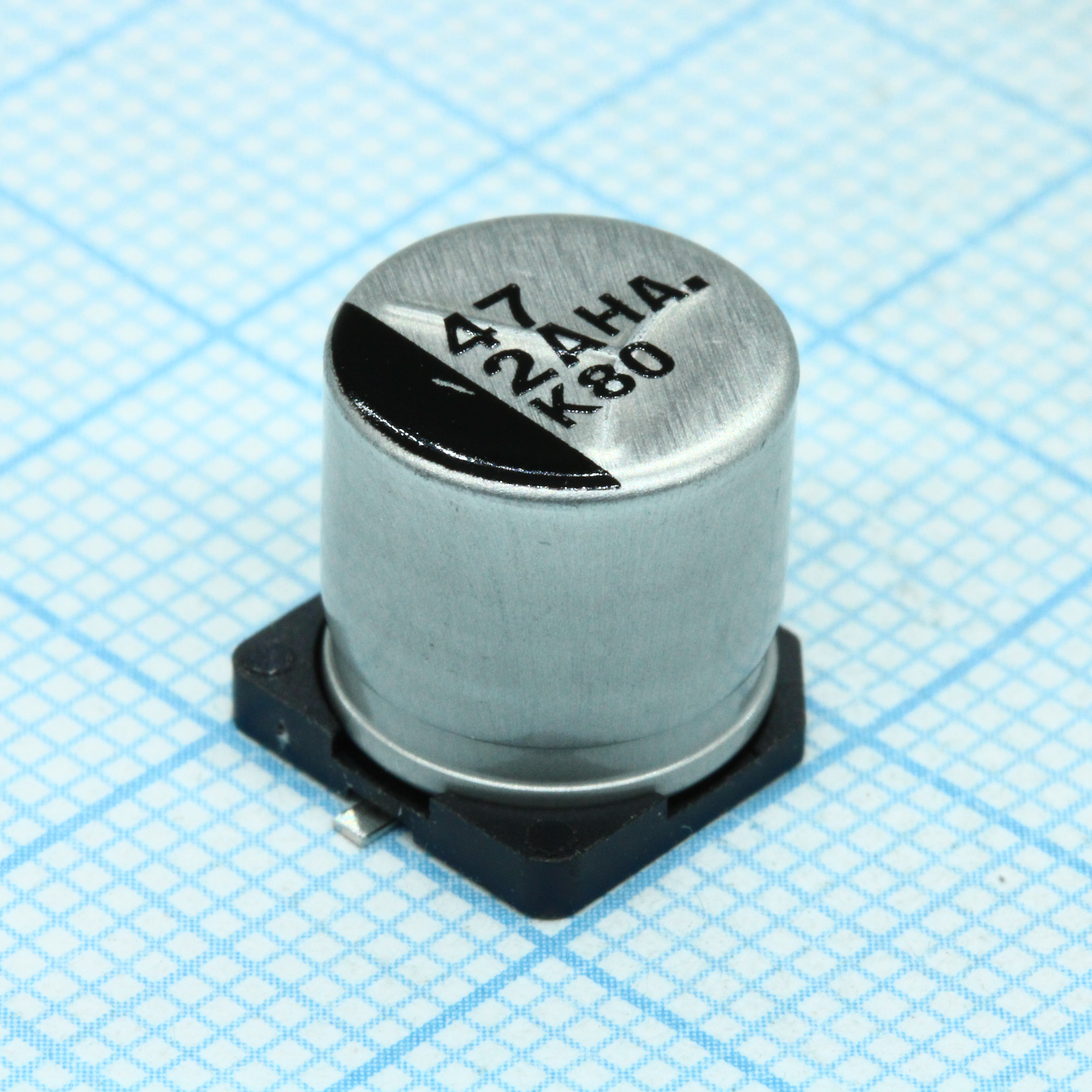 EEEHA2A470UP - Конденсатор алюминиевый электролитический 47мкФ 100В ±20% (10 X 10.2мм) для поверхностного монтажа 65мА 1000час 105°С автомобильного применения лента на катушке