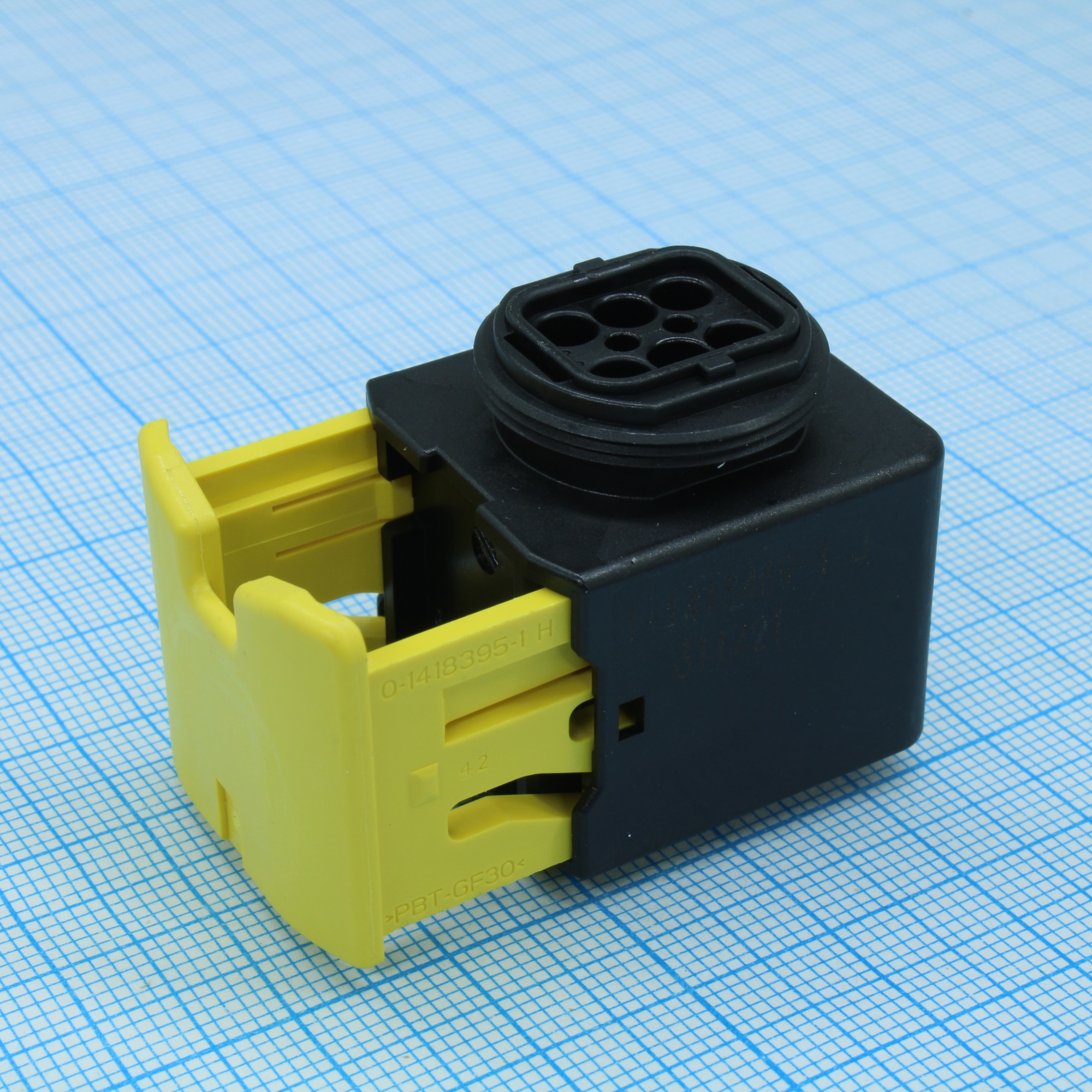 1-1418469-1 - Корпус разъема розетка 6 контакт(-ов) 4мм прямой черный автомобильного применения