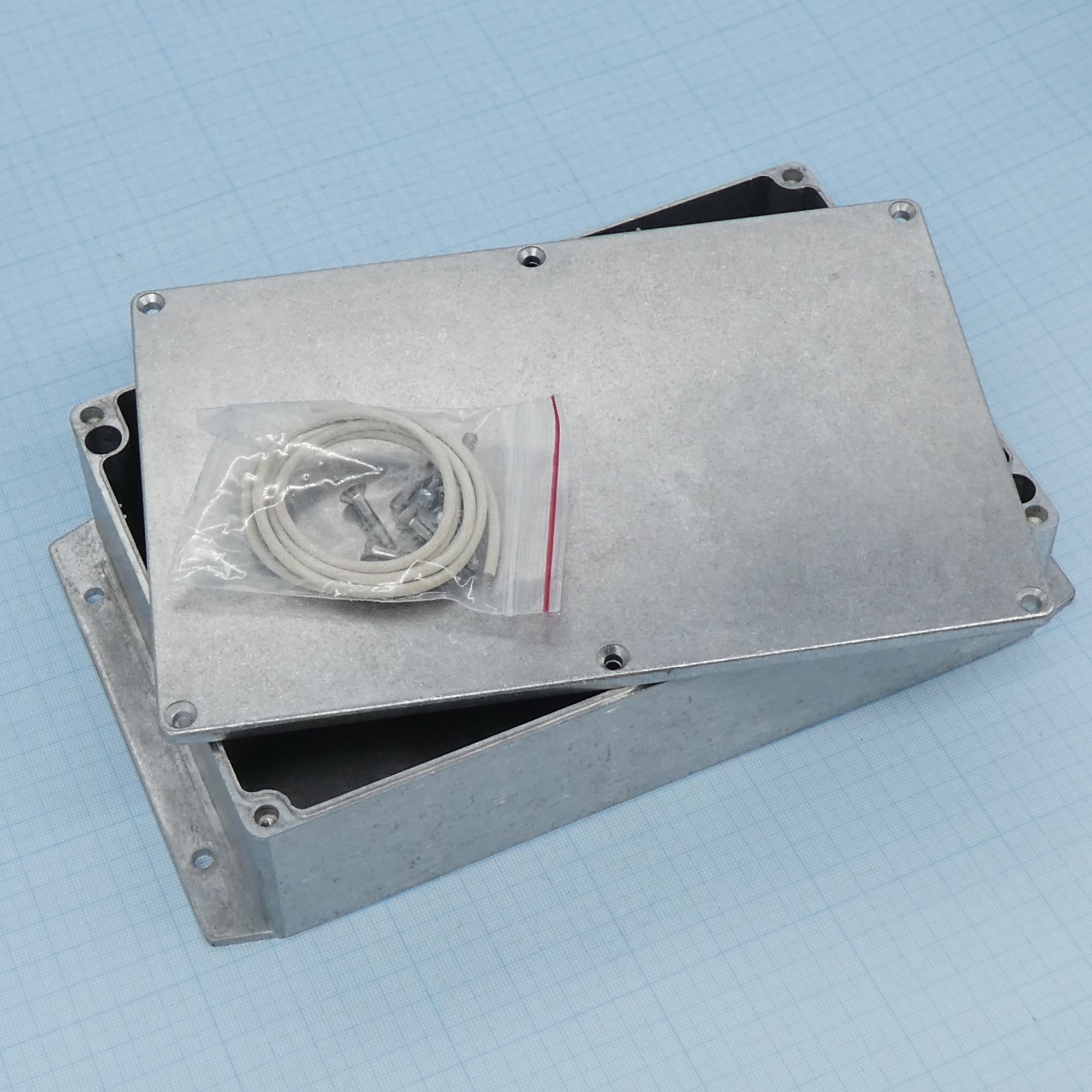 G124MF - Герметичный алюминиевый корпус с фланцами, IP65, некрашеный